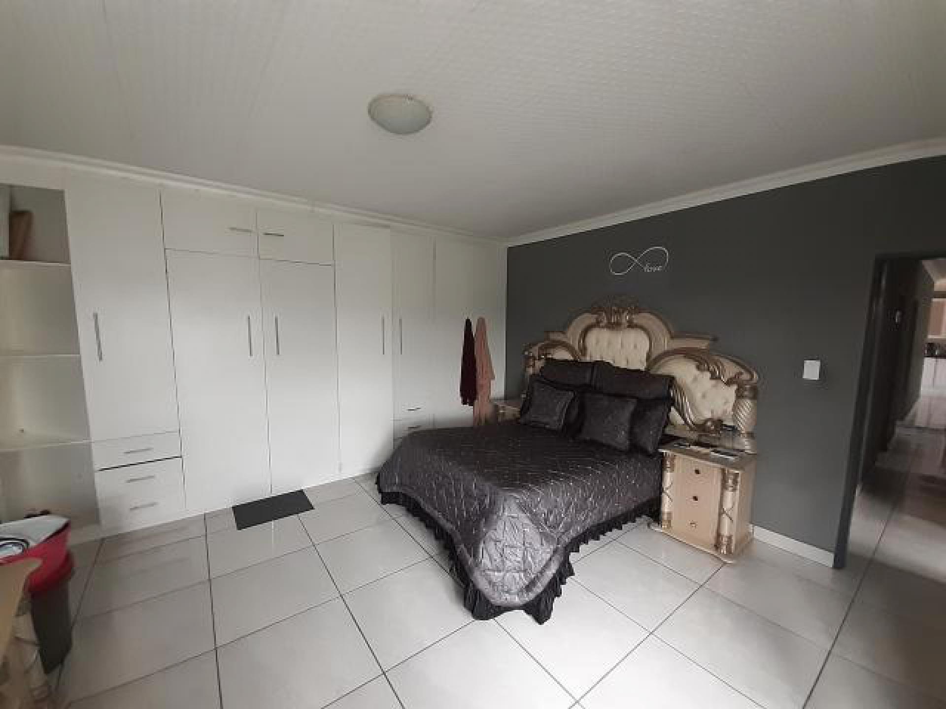 Main Bedroom - 23 square meters of property in Culturapark