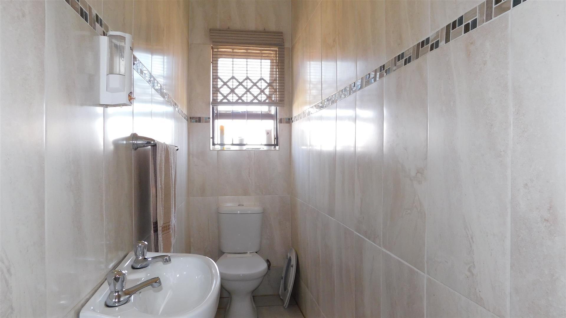 Bathroom 1 - 11 square meters of property in Culturapark