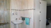 Main Bathroom - 8 square meters of property in Culturapark