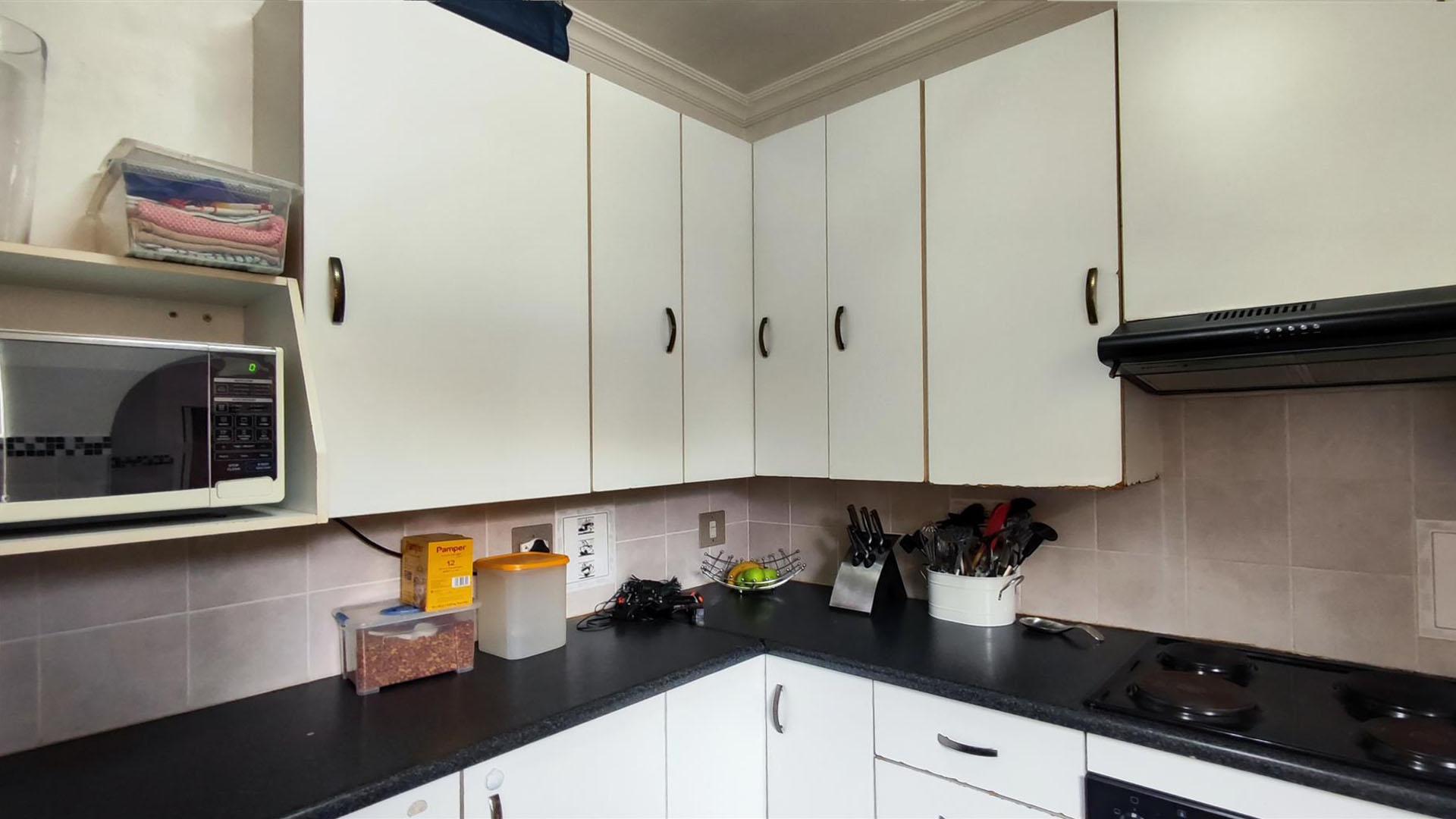 Kitchen - 11 square meters of property in Brackenhurst