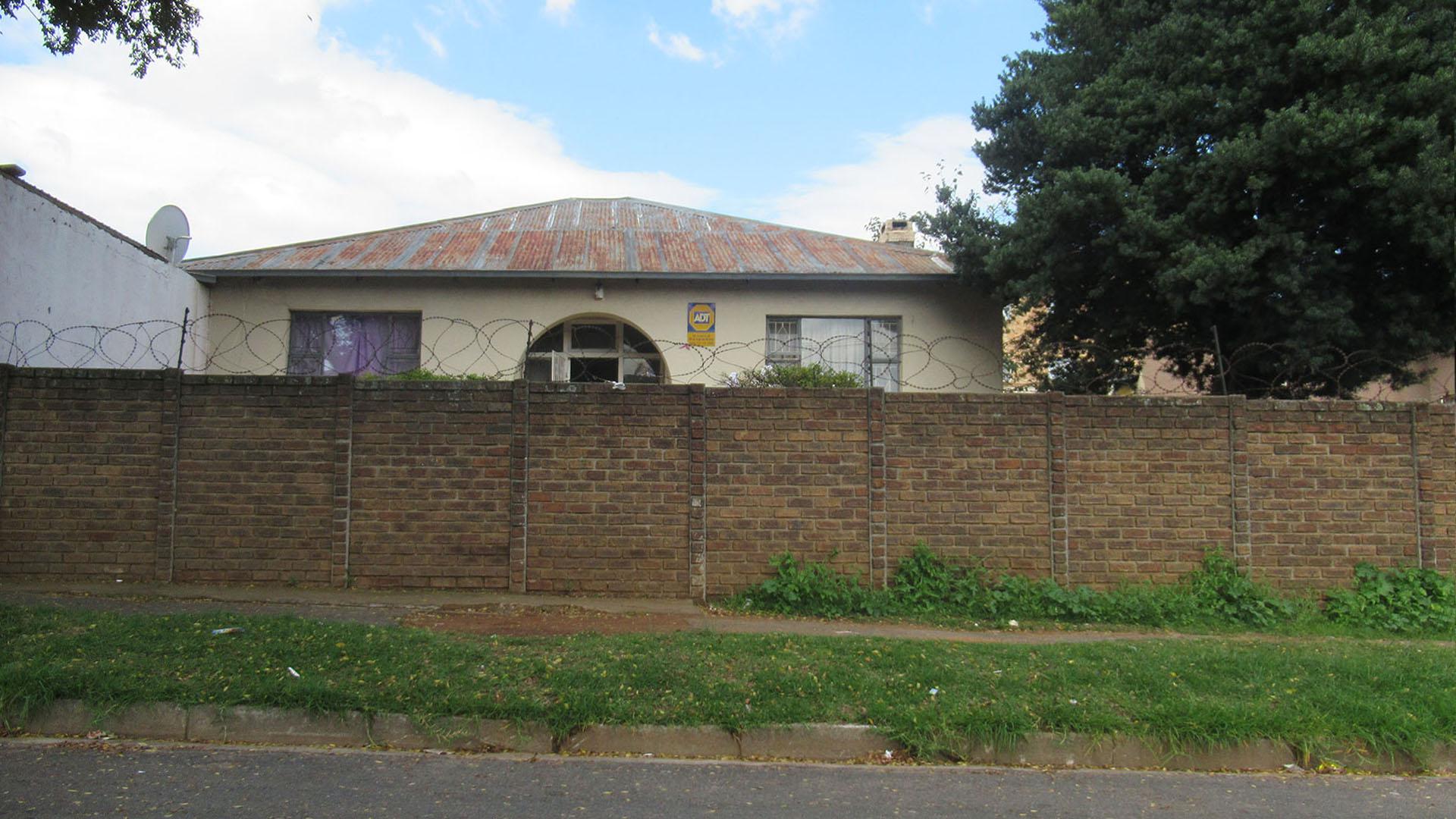 Front View of property in Turf Club