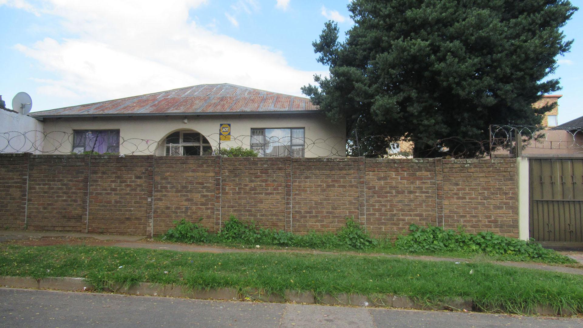 Front View of property in Turf Club