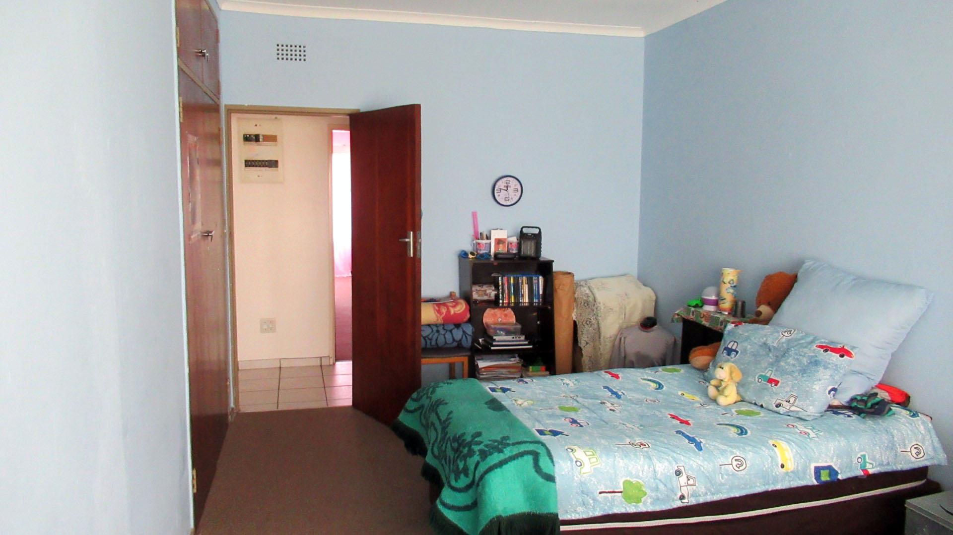 Bed Room 1 - 22 square meters of property in Esther Park