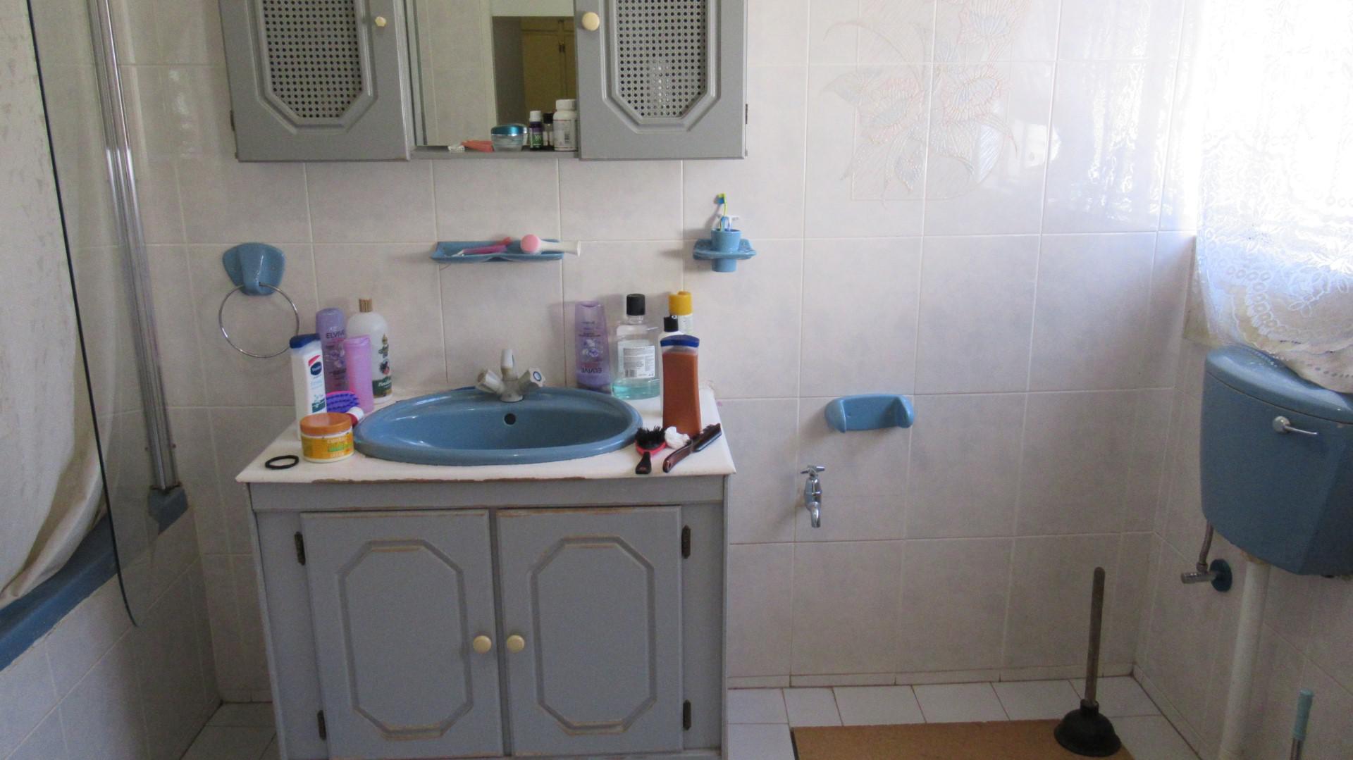 Main Bathroom - 11 square meters of property in Lenasia South