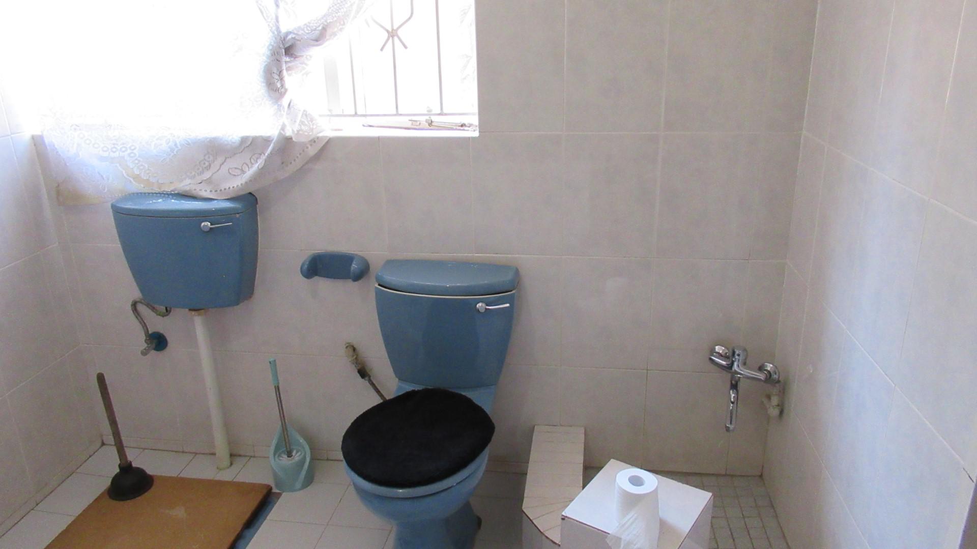 Main Bathroom - 11 square meters of property in Lenasia South