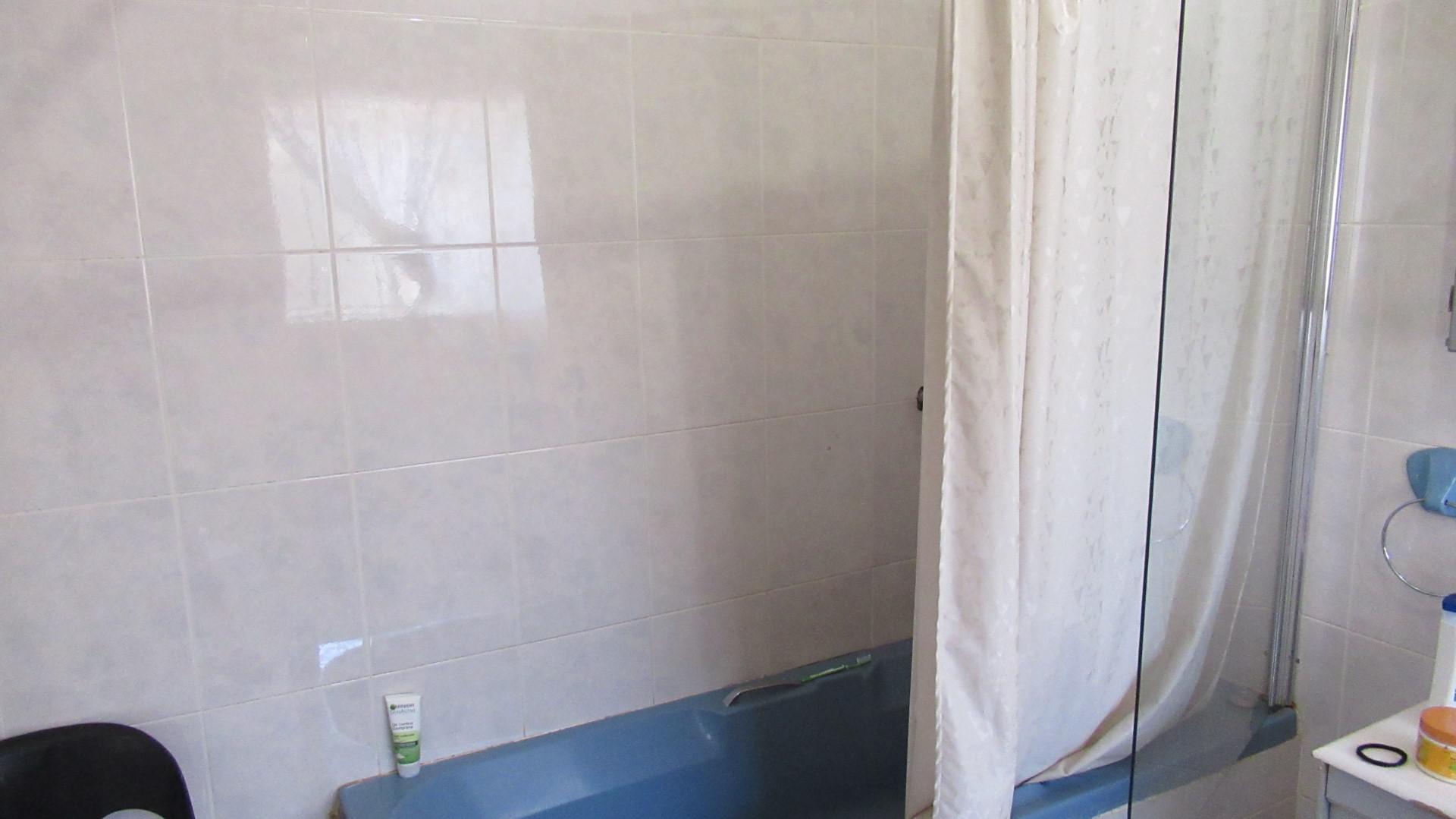 Main Bathroom - 11 square meters of property in Lenasia South