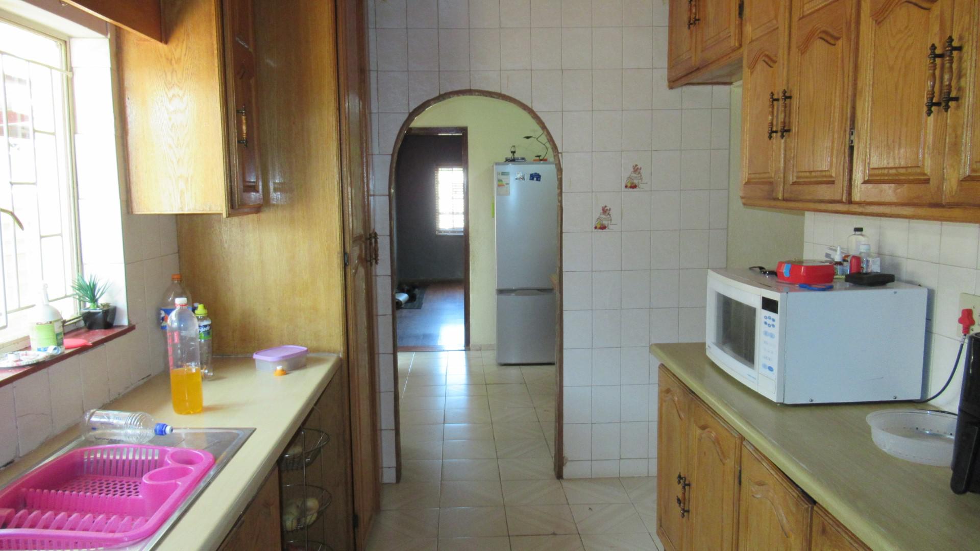Kitchen - 14 square meters of property in Lenasia South