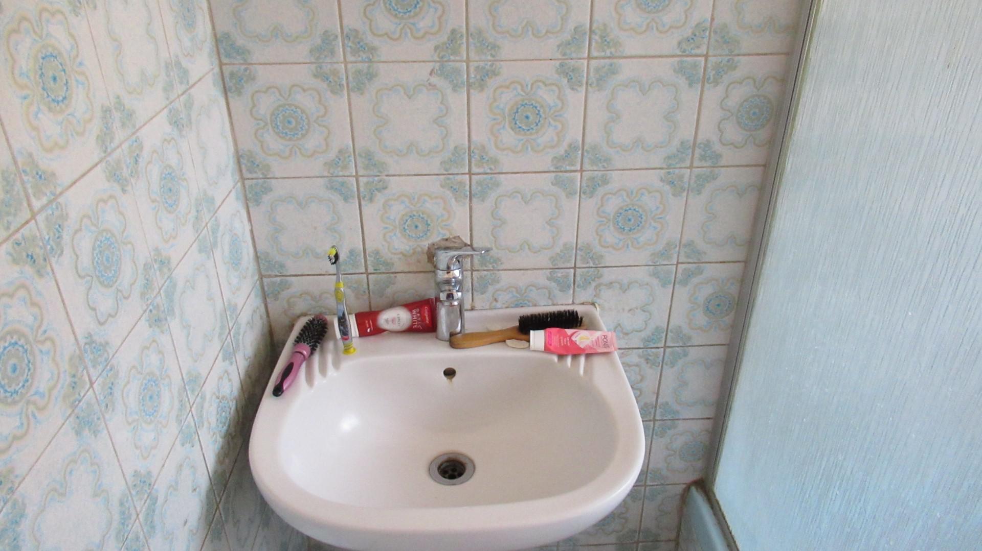 Bathroom 1 - 5 square meters of property in Lenasia South