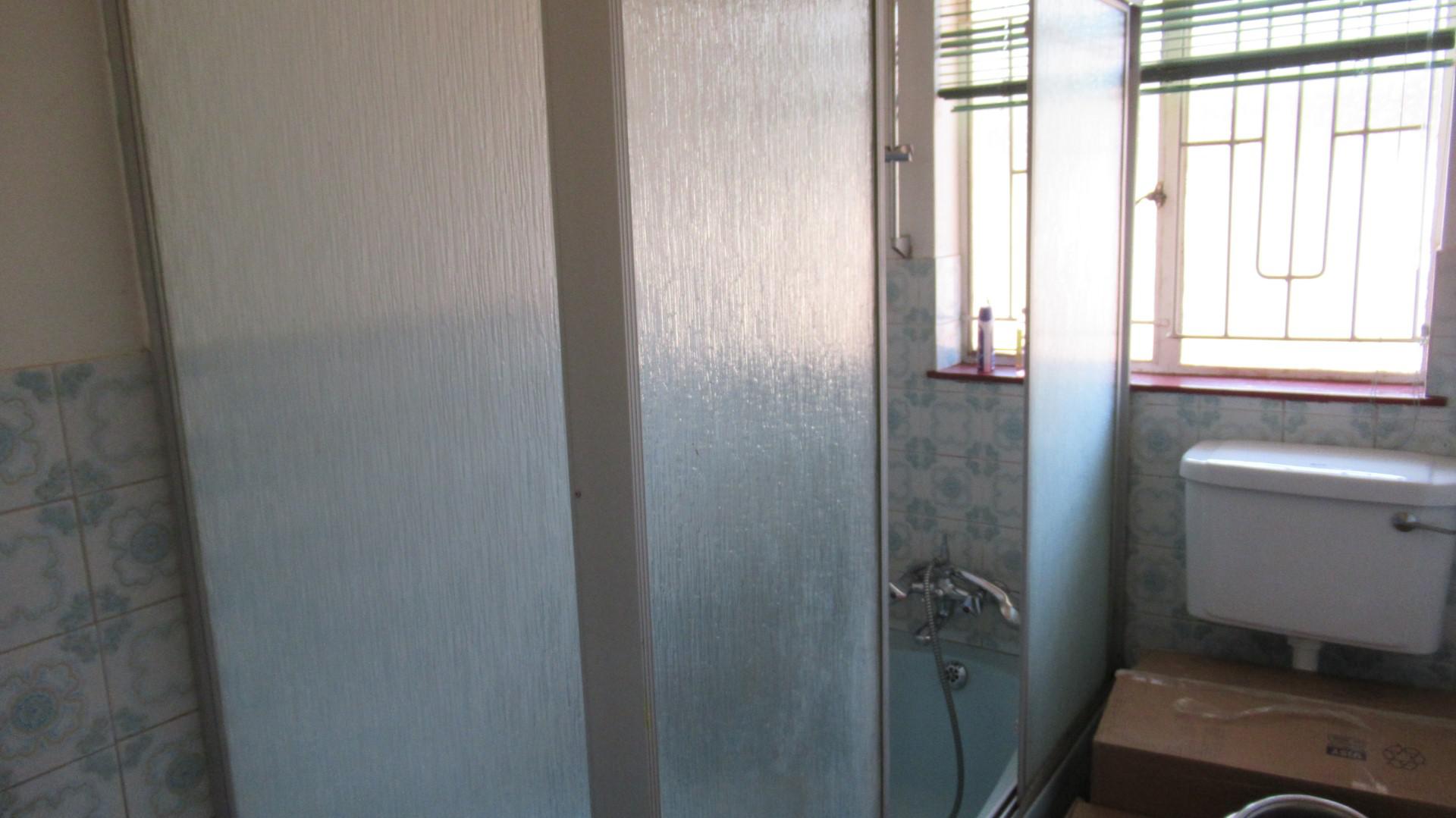 Bathroom 1 - 5 square meters of property in Lenasia South