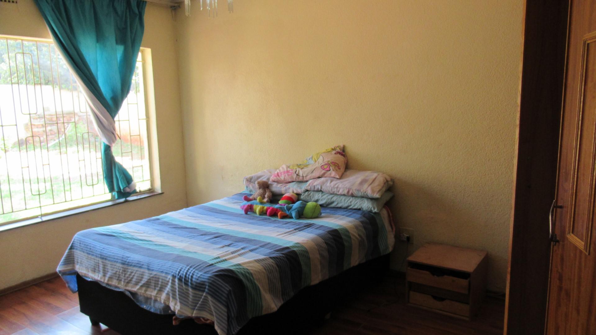 Bed Room 3 - 21 square meters of property in Lenasia South