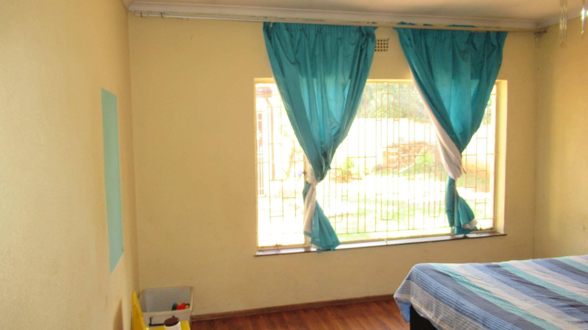 Bed Room 3 - 21 square meters of property in Lenasia South