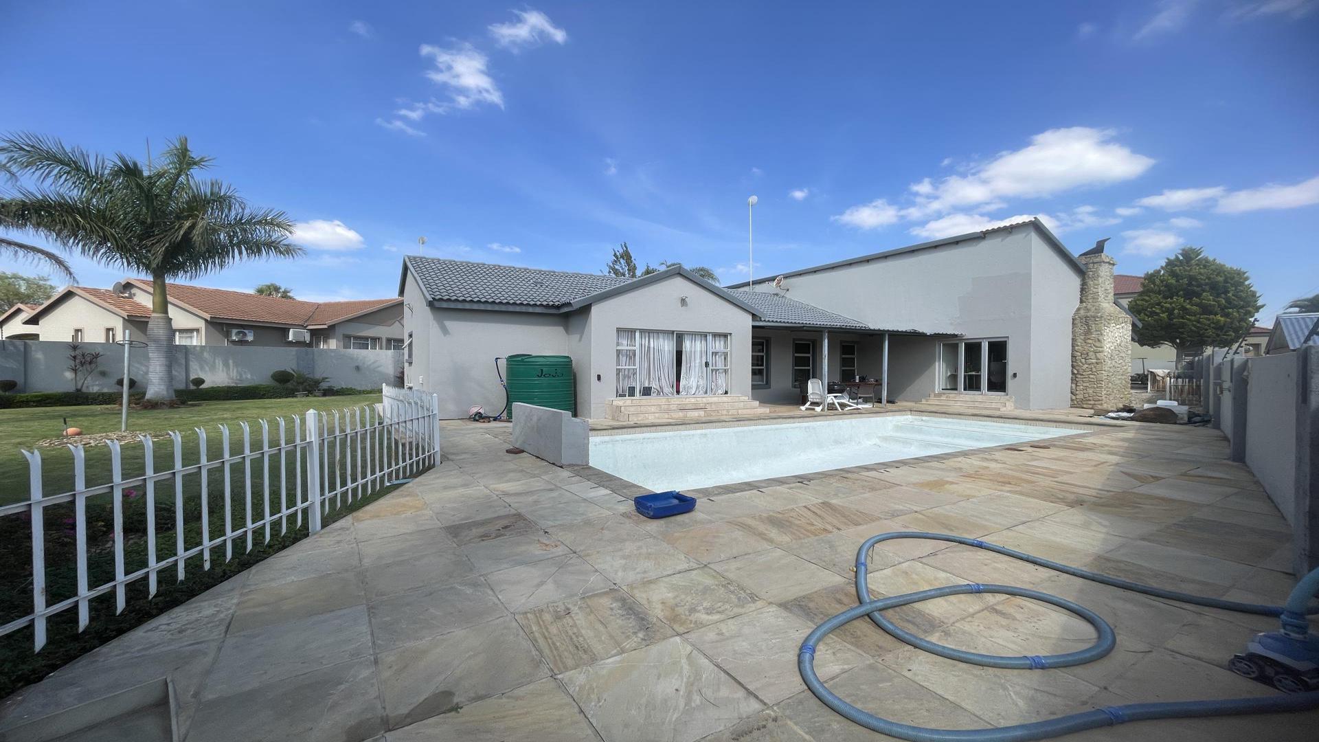 Backyard of property in Bendor
