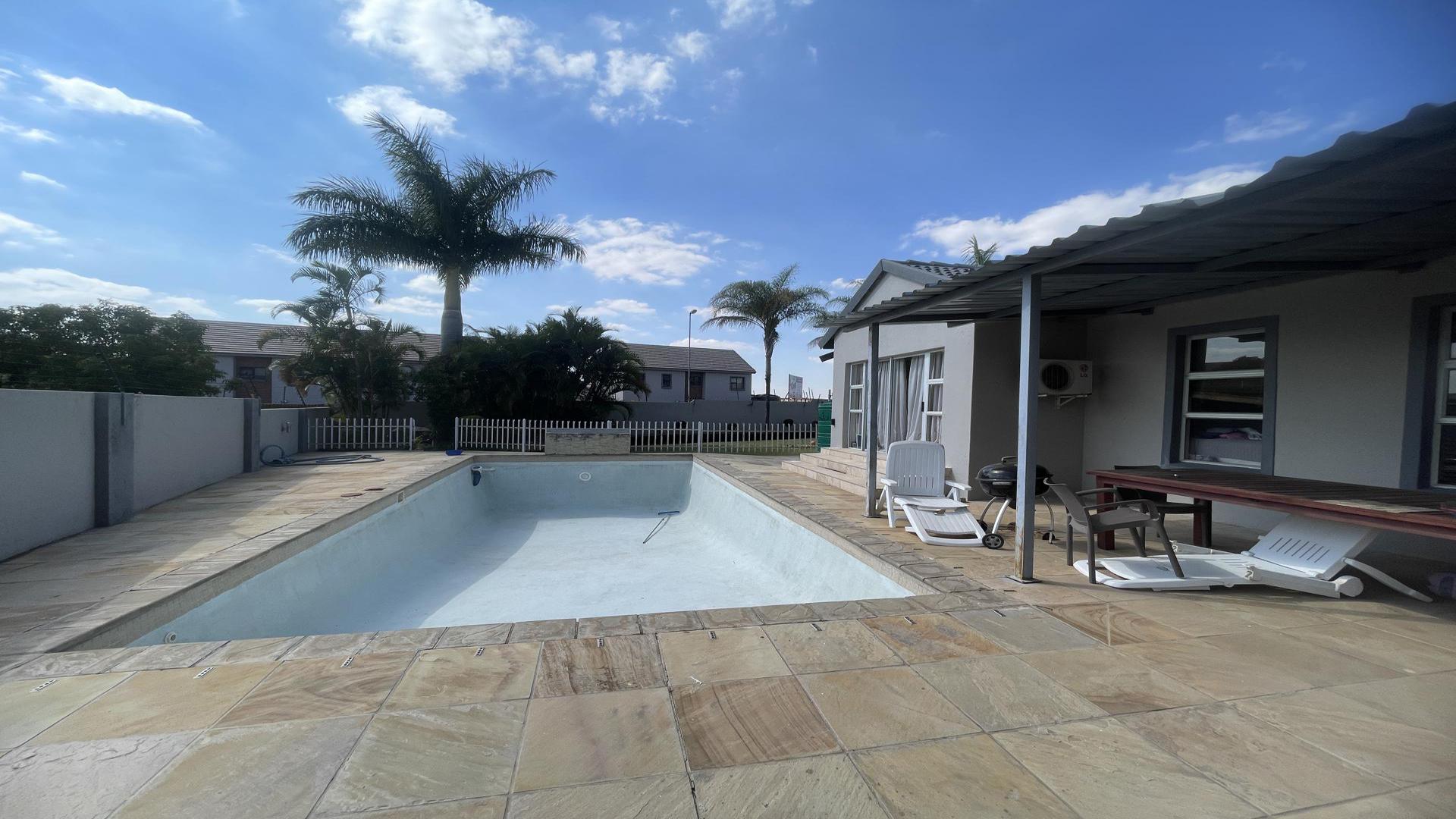 Swimming Pool of property in Bendor
