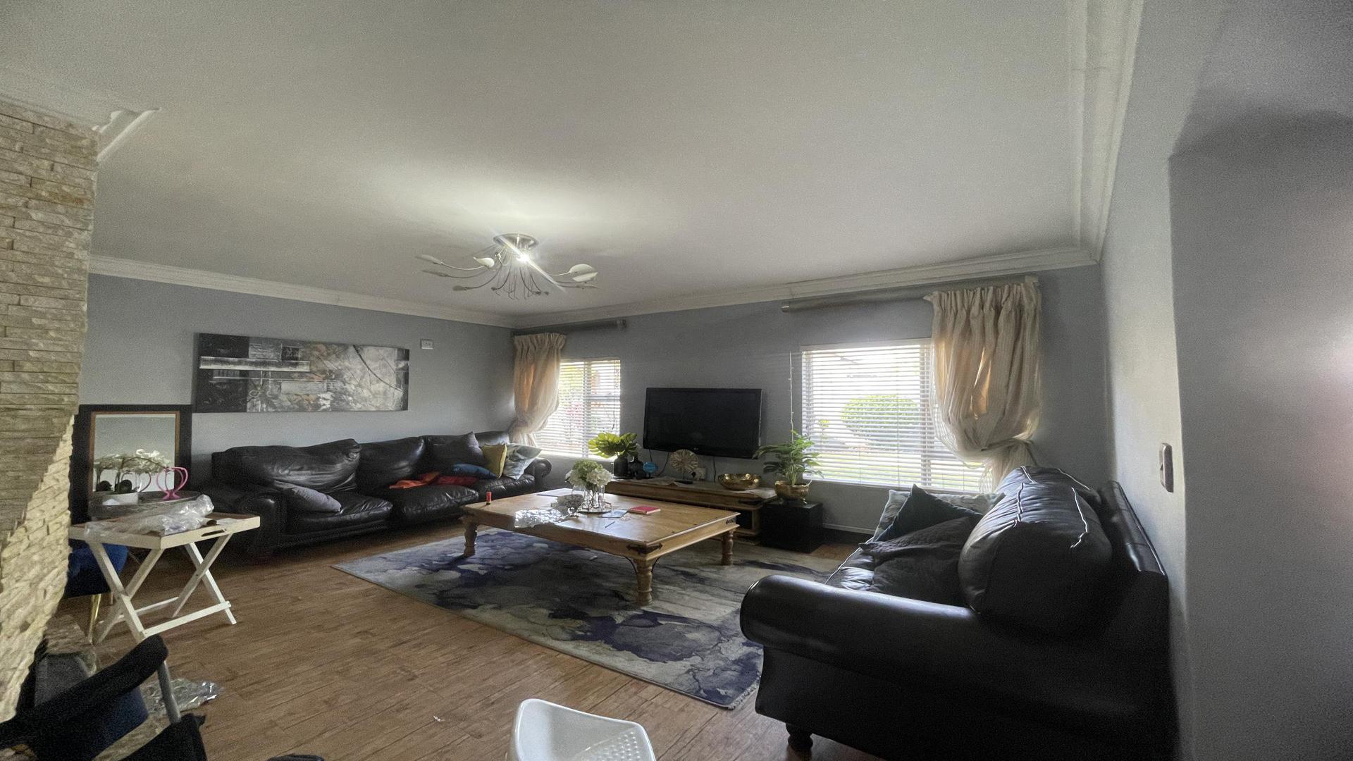 Lounges of property in Bendor