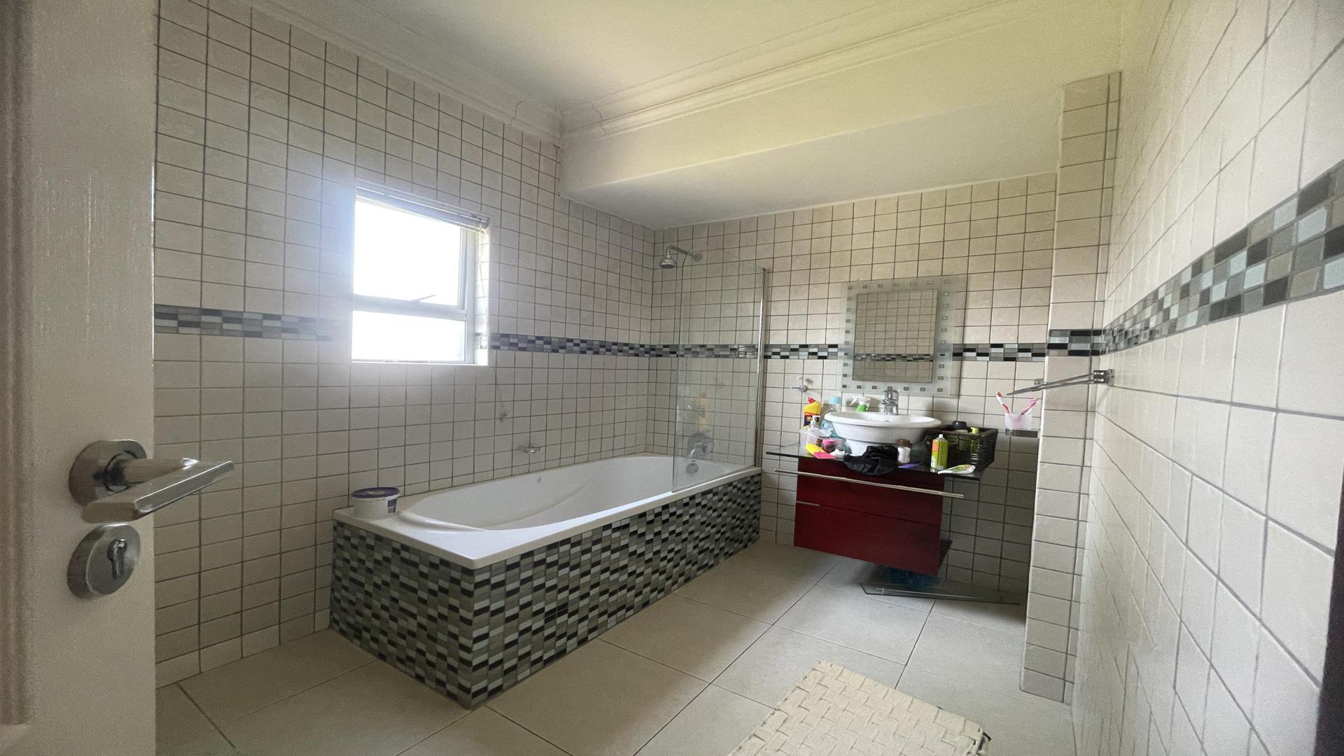 Bathroom 2 of property in Bendor