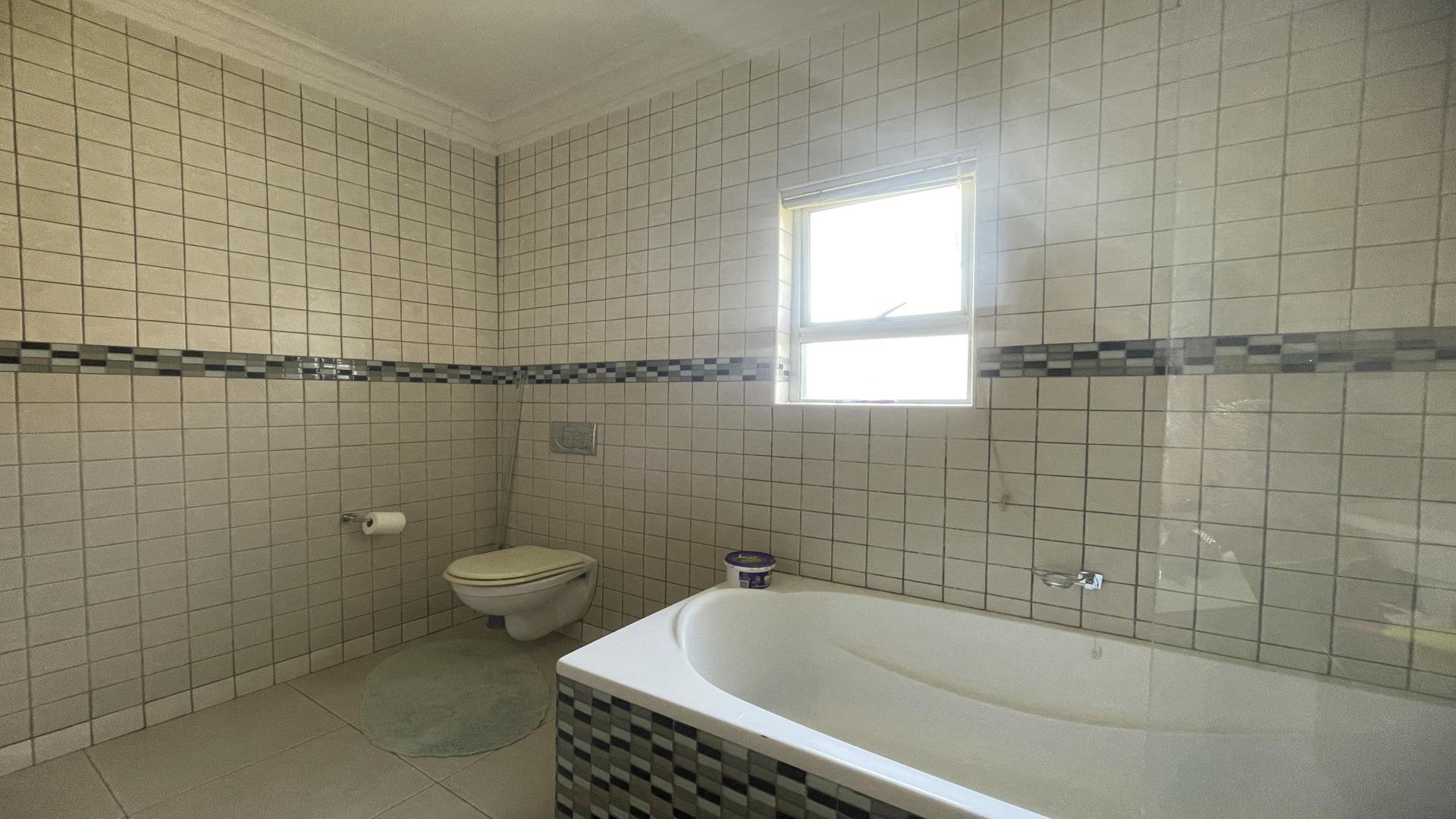 Bathroom 2 of property in Bendor