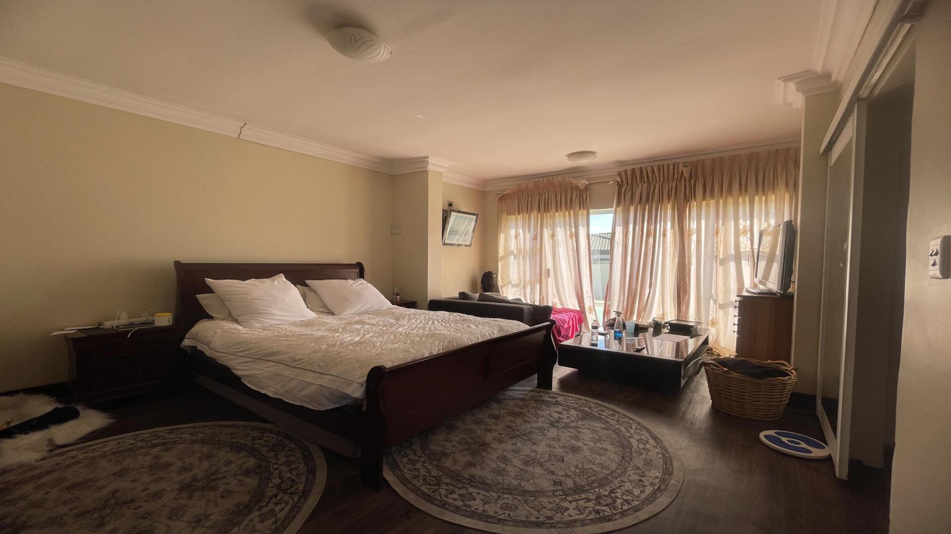 Main Bedroom of property in Bendor