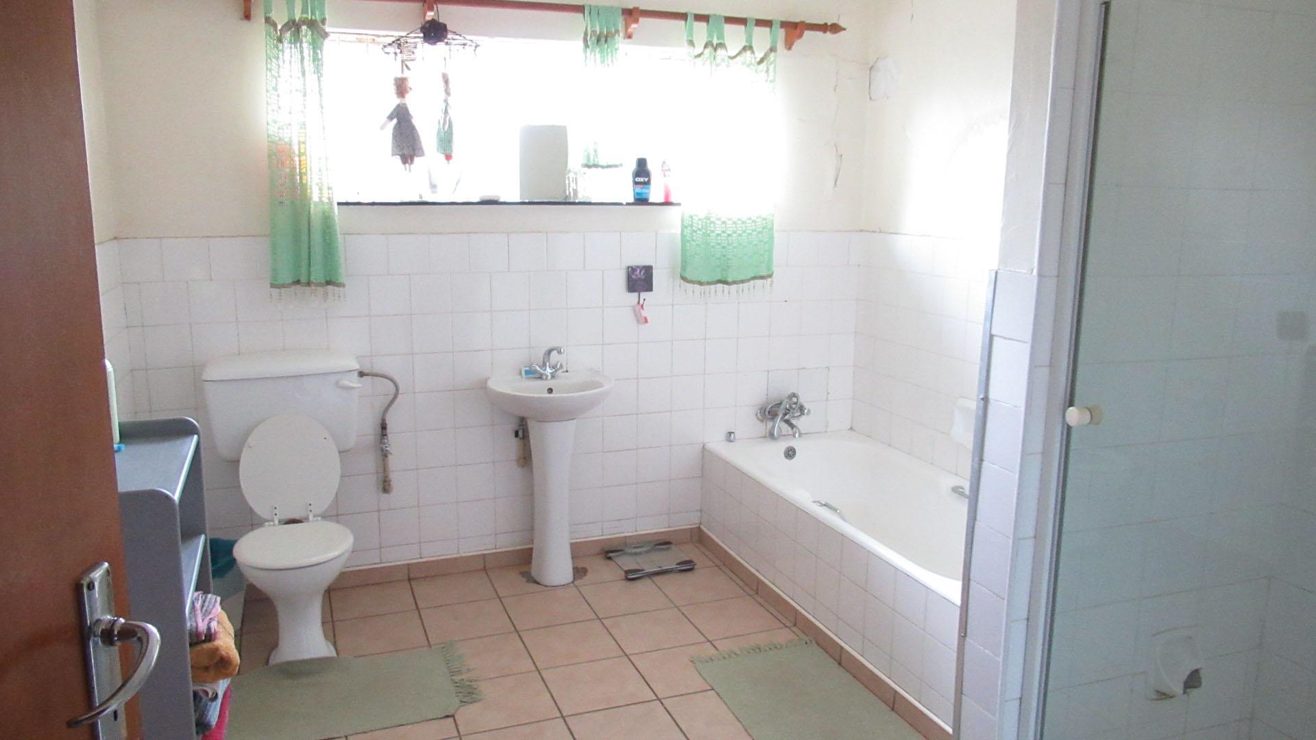 Bathroom 1 - 12 square meters of property in Sasolburg