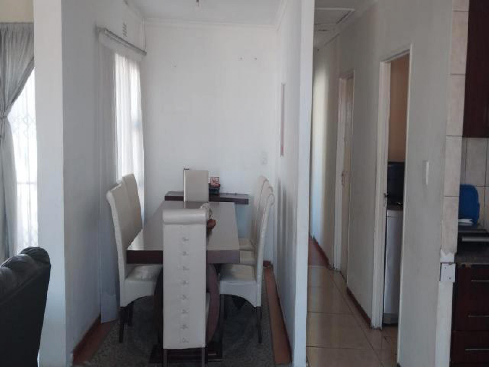 Dining Room of property in Ilitha Park