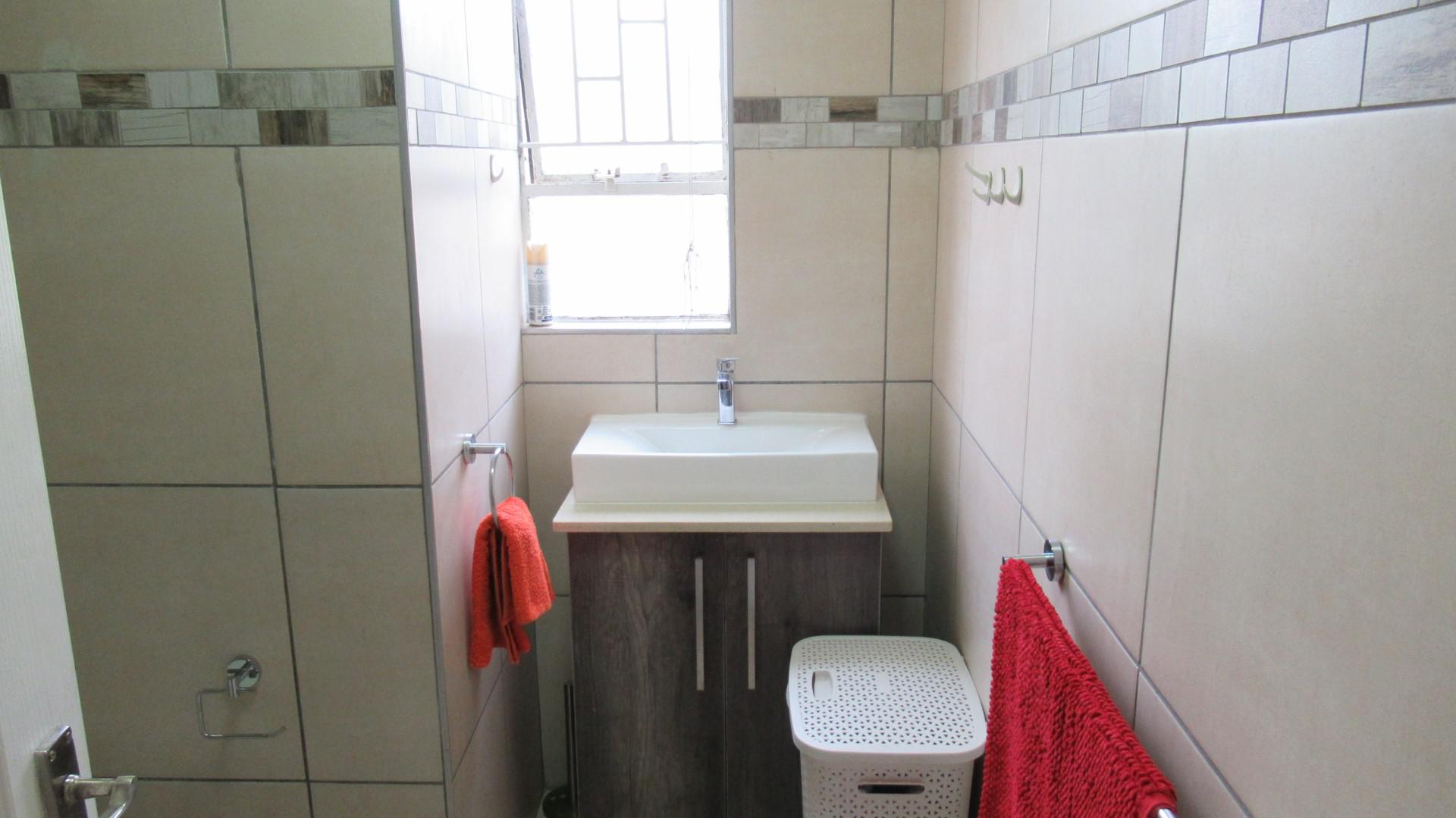 Bathroom 1 - 5 square meters of property in Gleneagles