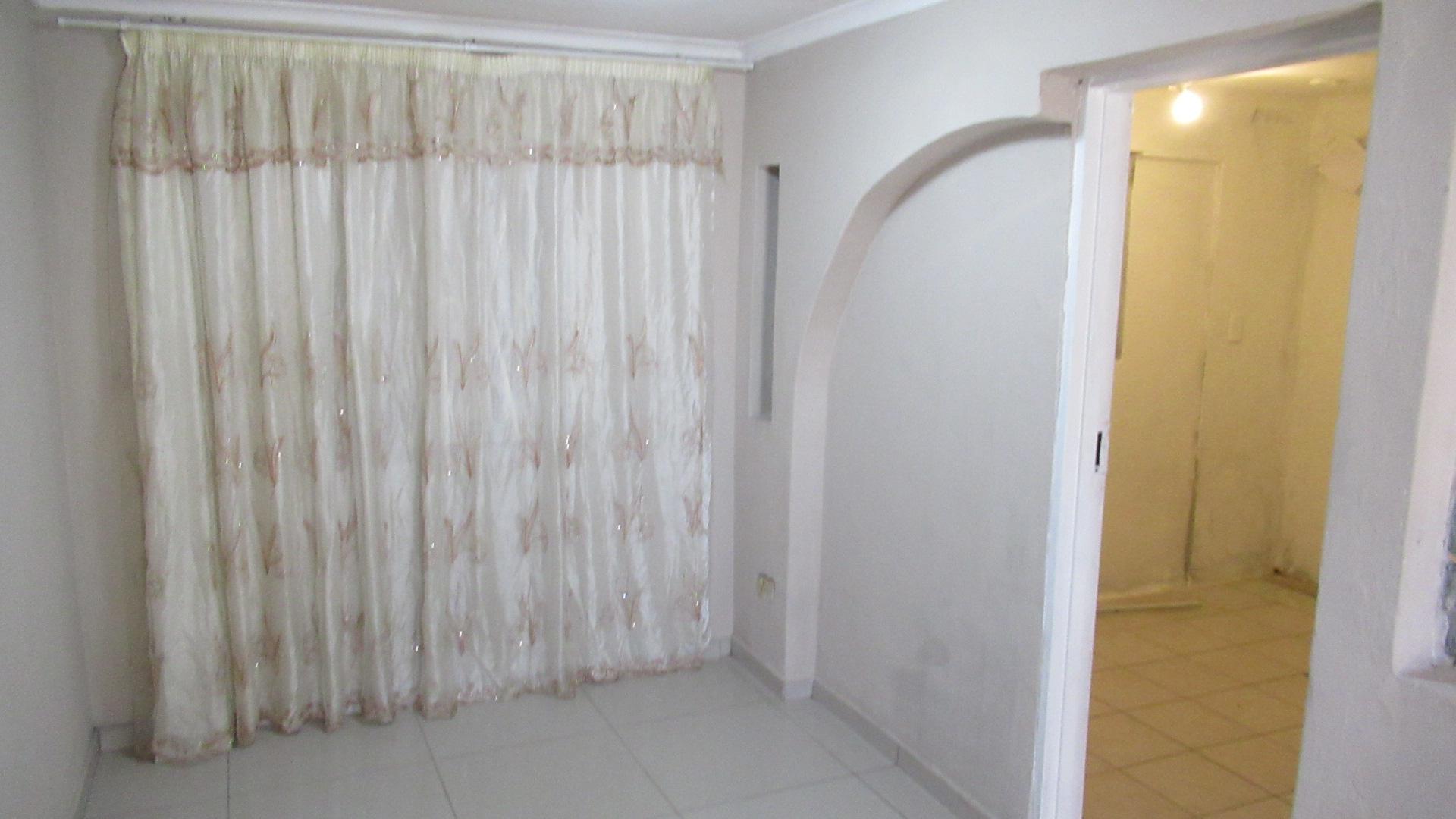 Lounges - 33 square meters of property in Lenasia