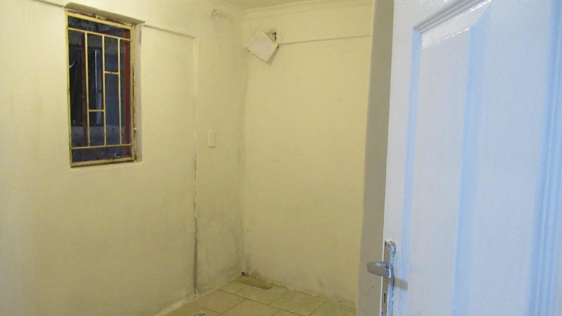 Bed Room 1 - 24 square meters of property in Lenasia