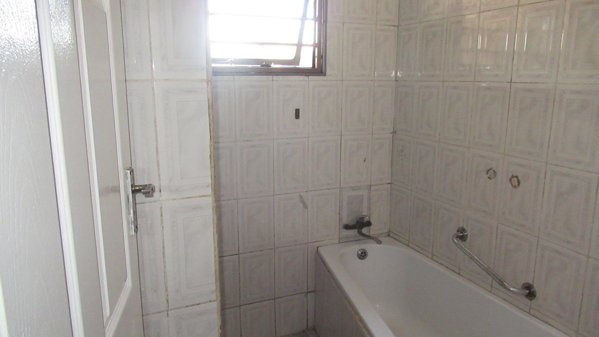 Bathroom 1 - 11 square meters of property in Lenasia