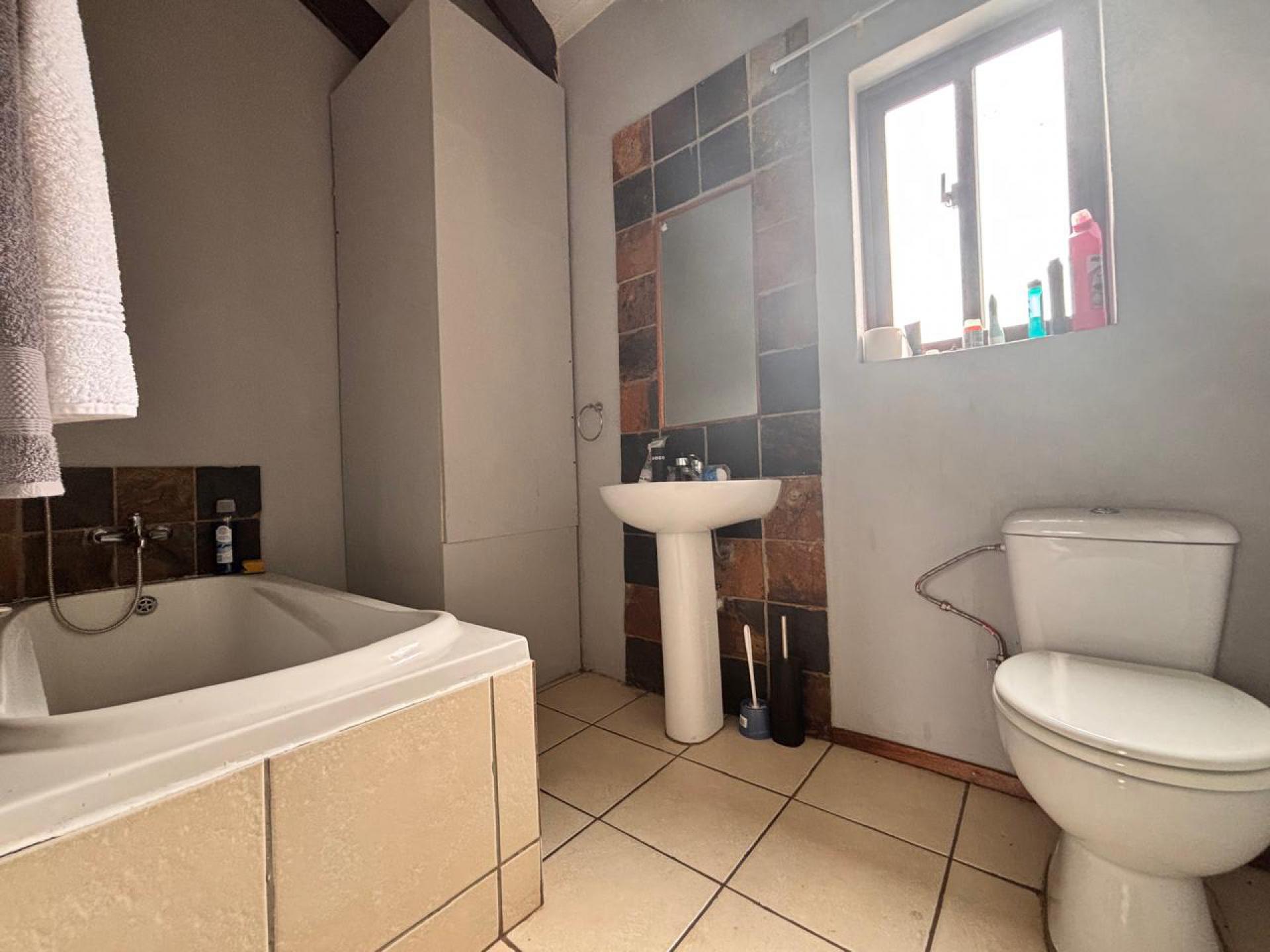 Bathroom 1 of property in Roodepoort