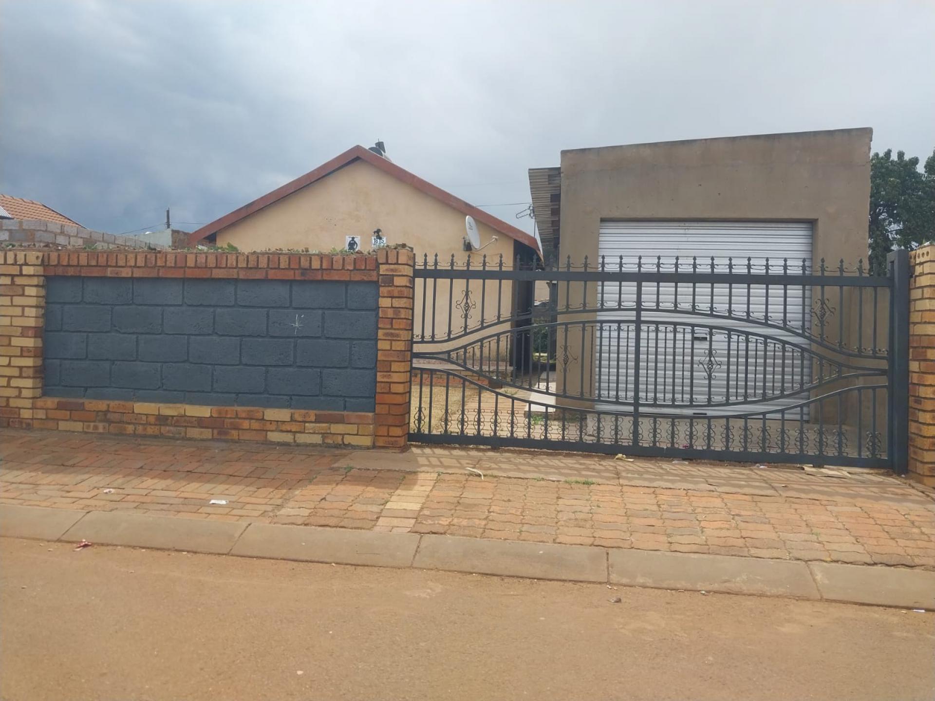 4 Bedroom House for Sale For Sale in Thokoza MR556395 My