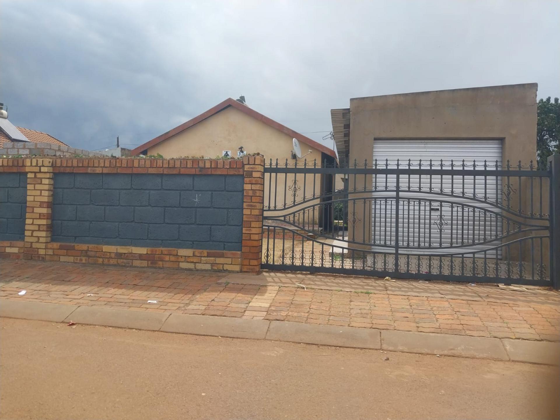 4 Bedroom House for Sale For Sale in Thokoza MR556395 My