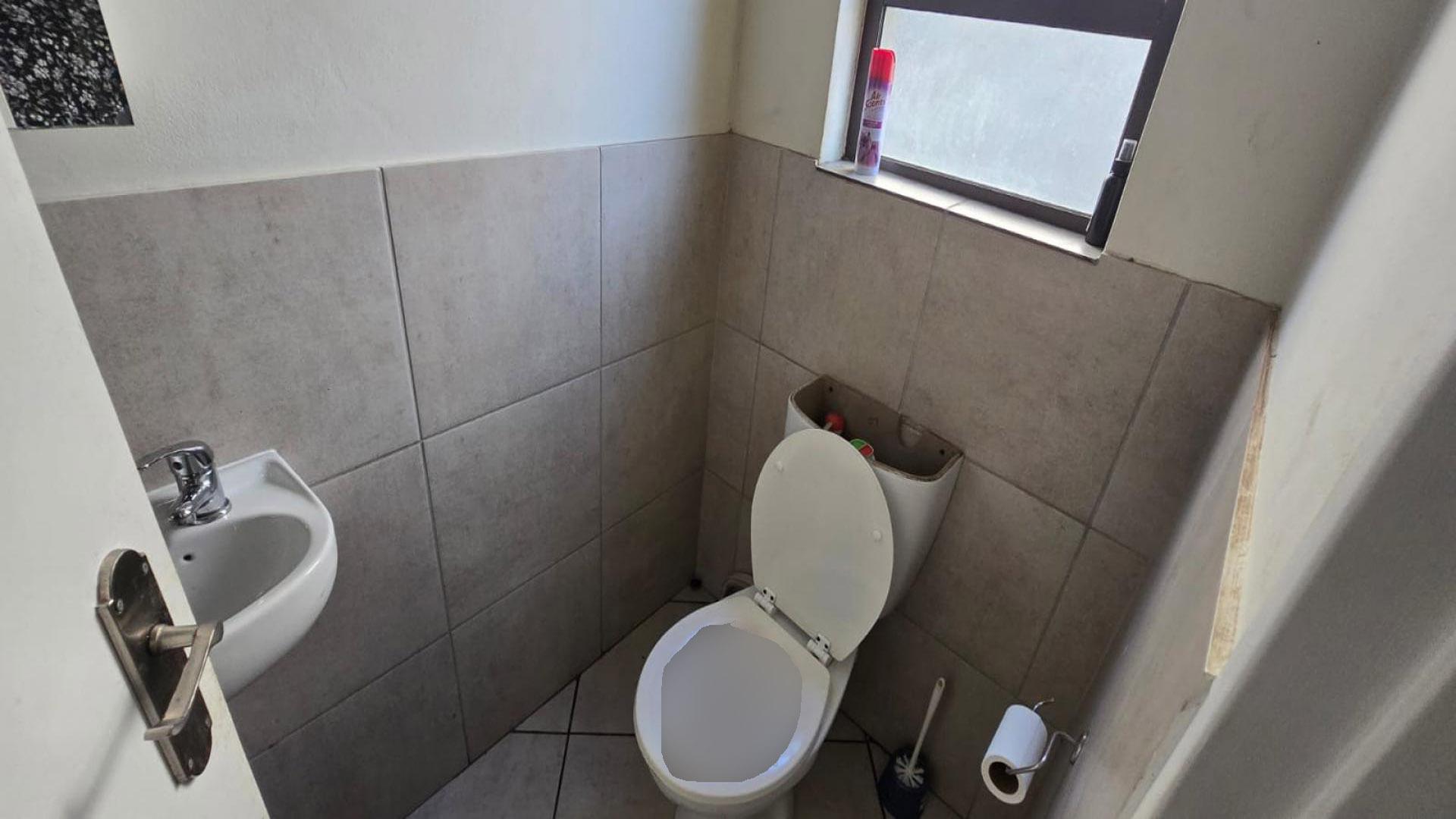 Bathroom 1 - 9 square meters of property in Brentwood Park
