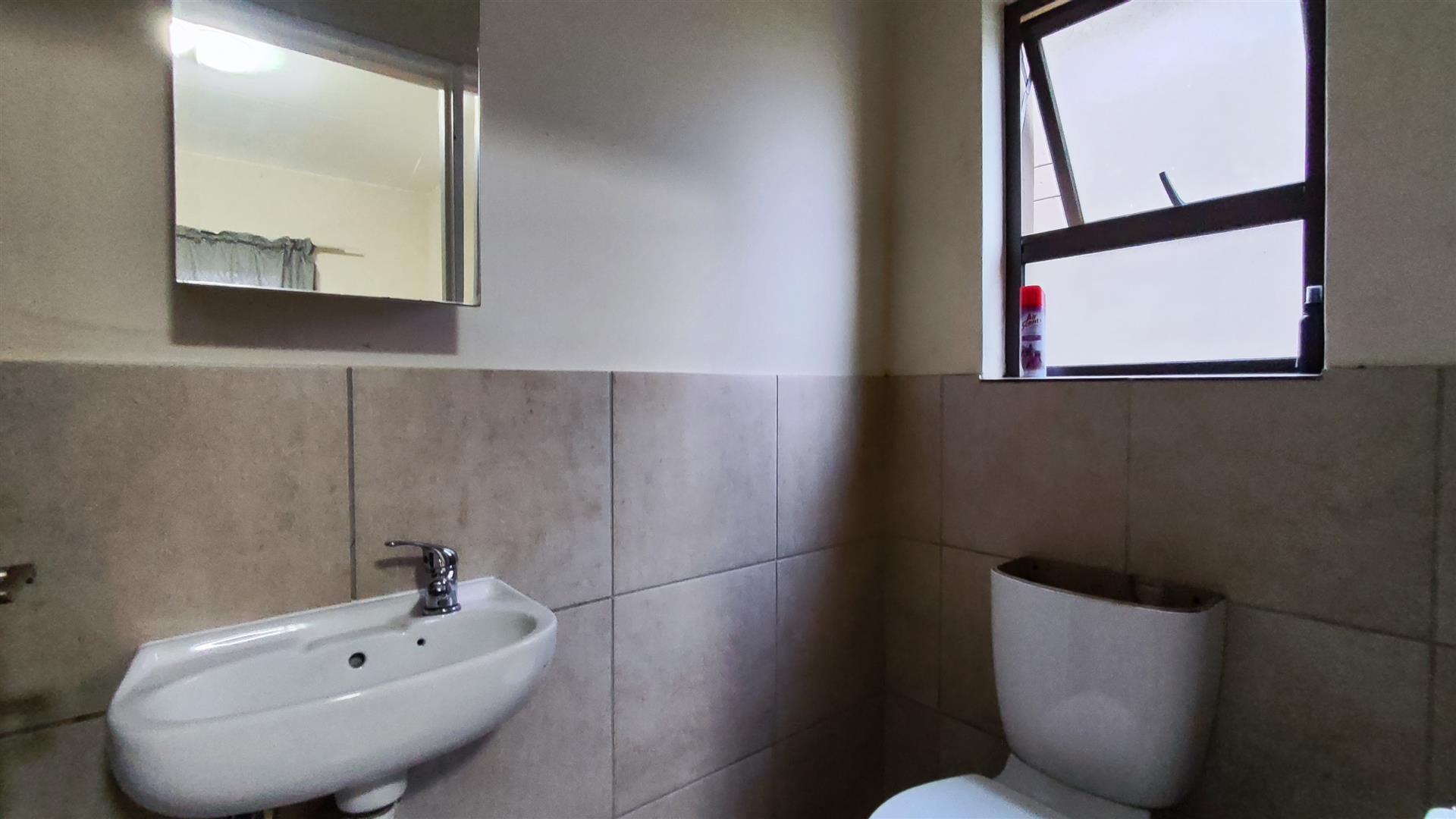 Main Bathroom - 5 square meters of property in Brentwood Park