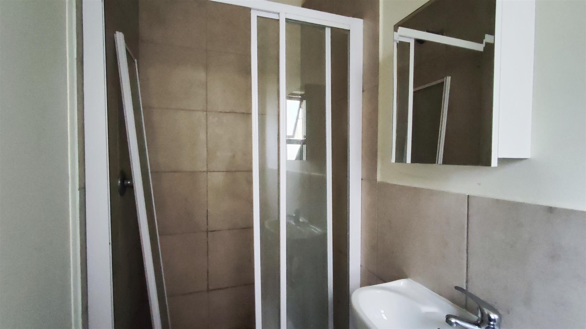 Main Bathroom - 5 square meters of property in Brentwood Park