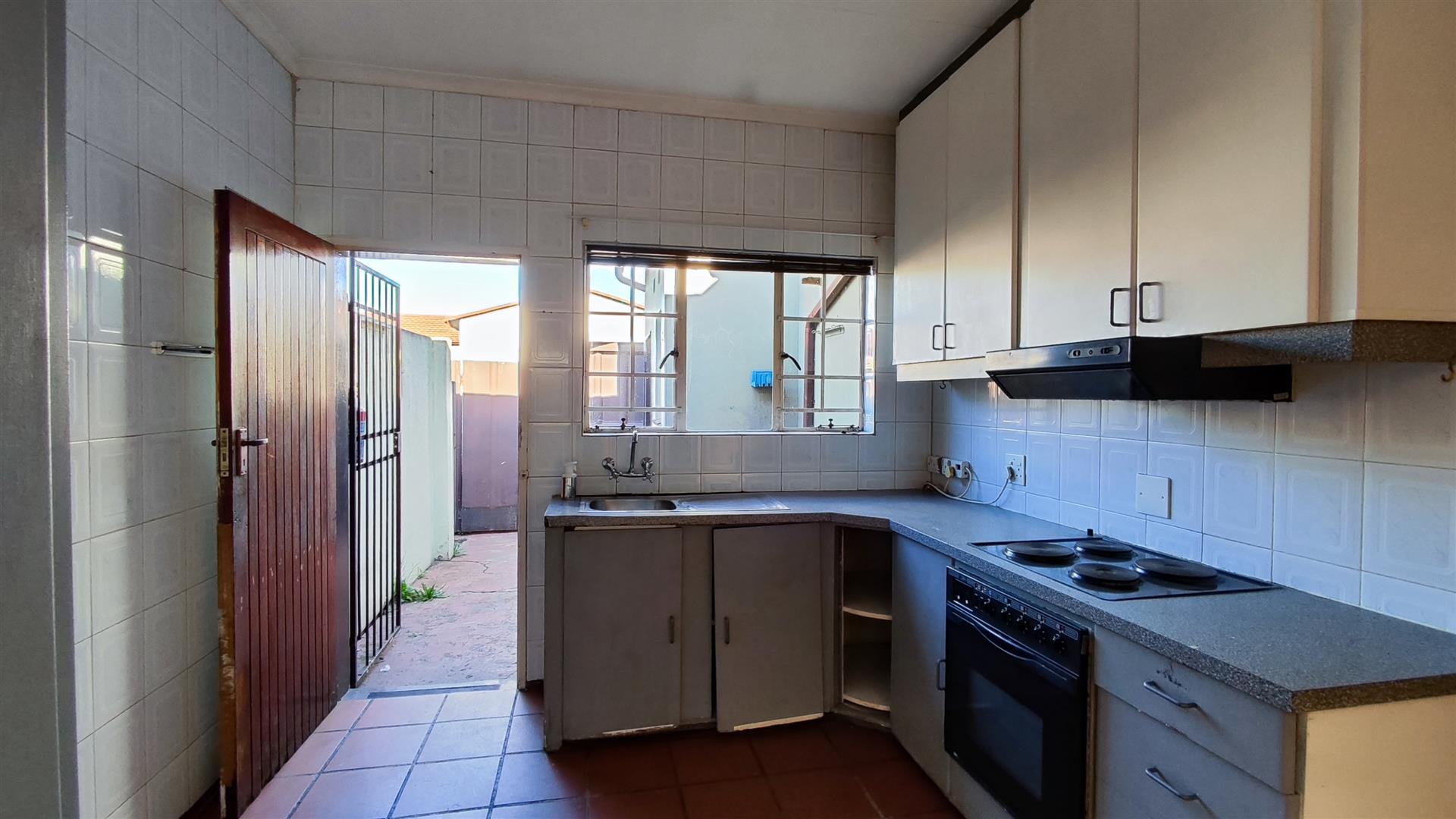 Kitchen - 10 square meters of property in Klippoortjie AH