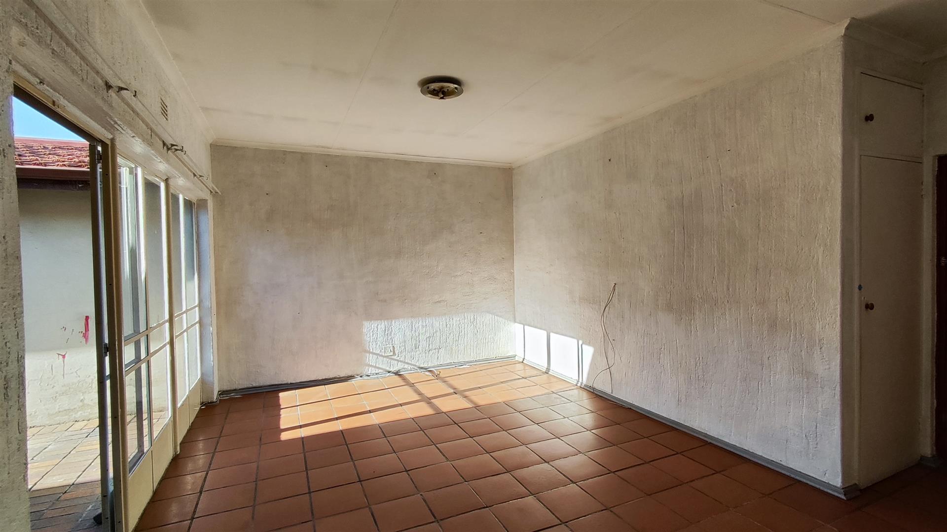 Lounges - 22 square meters of property in Klippoortjie AH