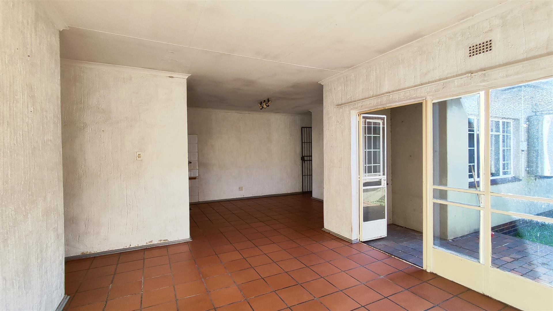 Lounges - 22 square meters of property in Klippoortjie AH