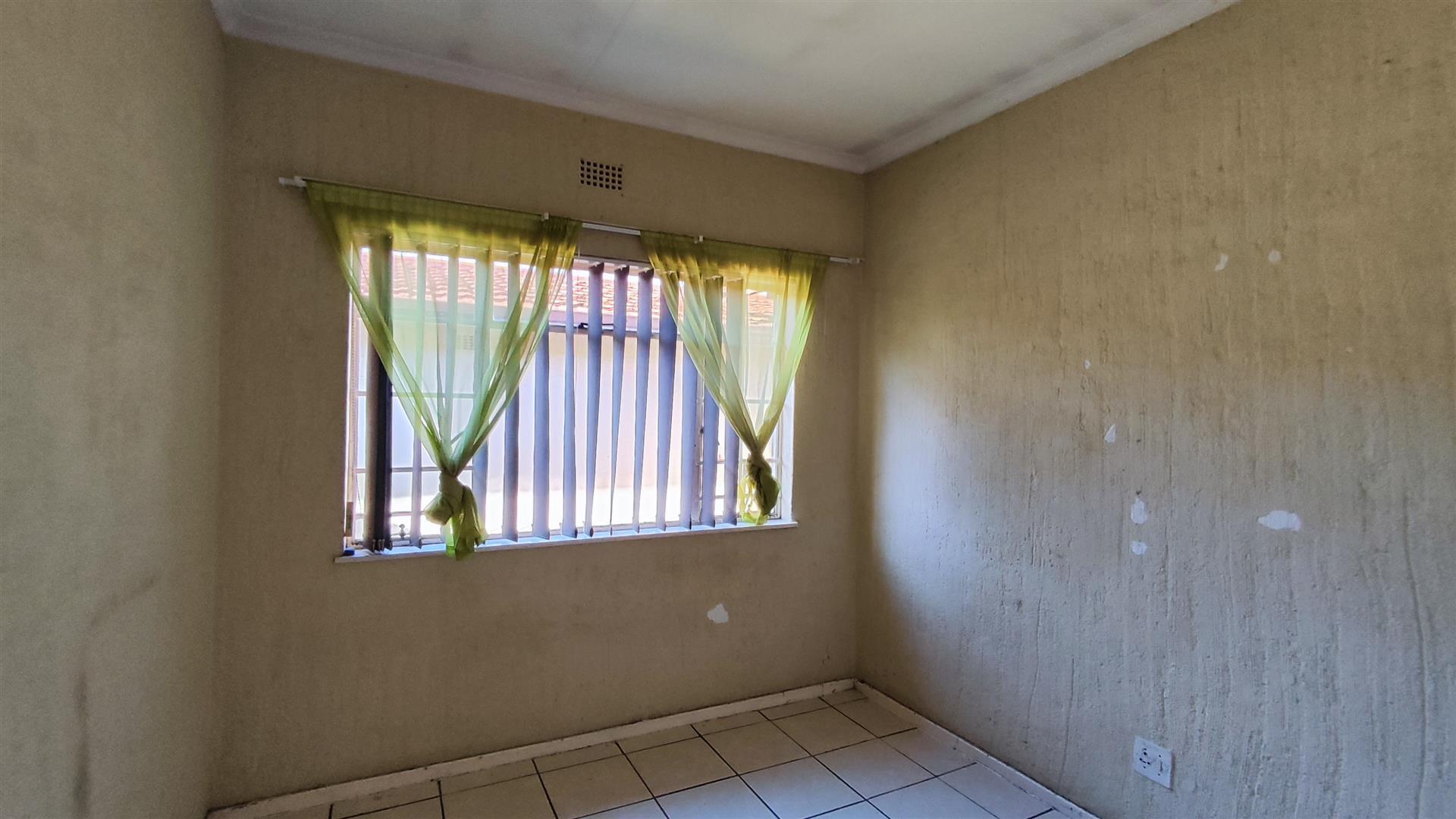 Bed Room 1 - 11 square meters of property in Klippoortjie AH