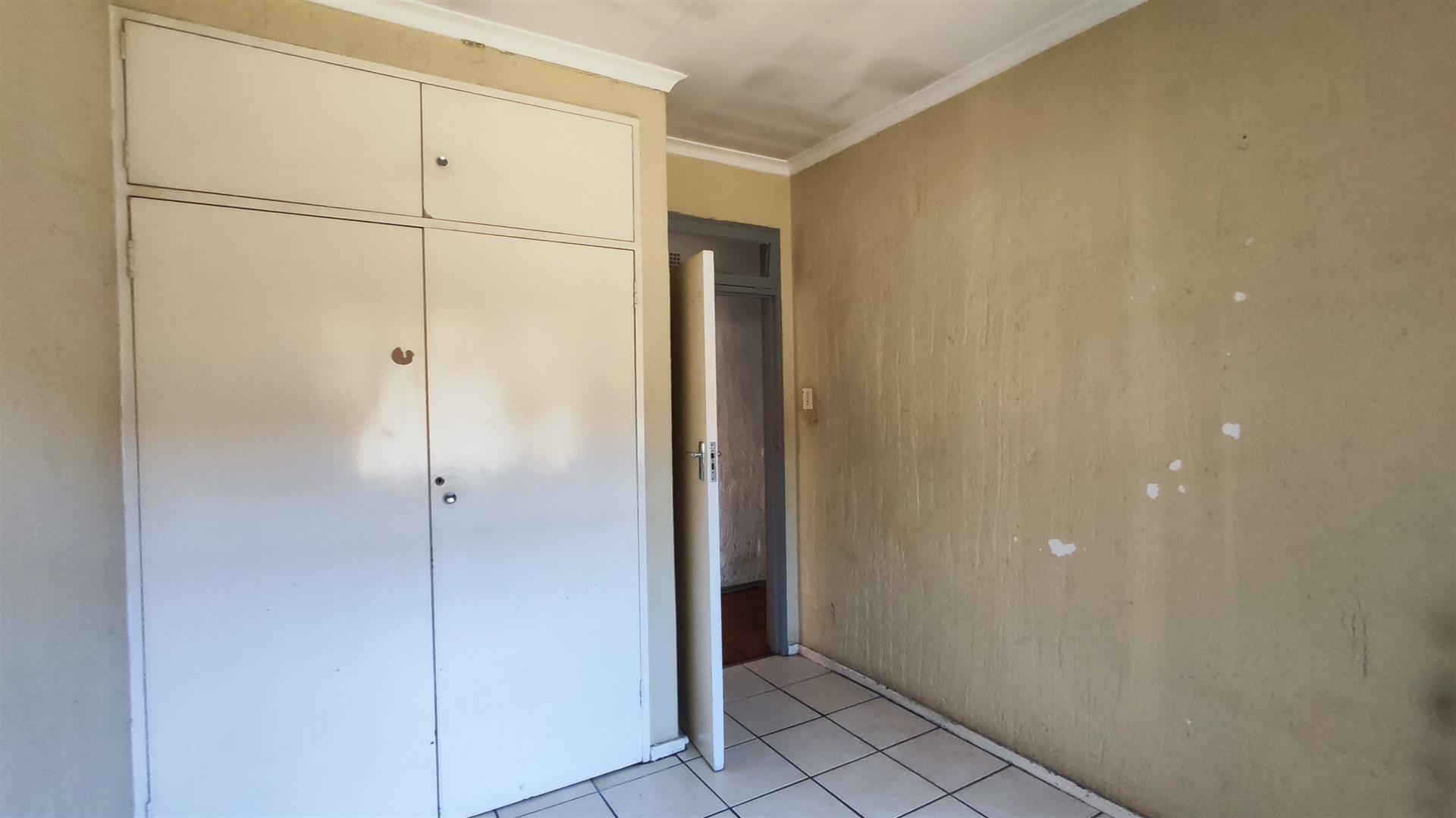 Bed Room 1 - 11 square meters of property in Klippoortjie AH