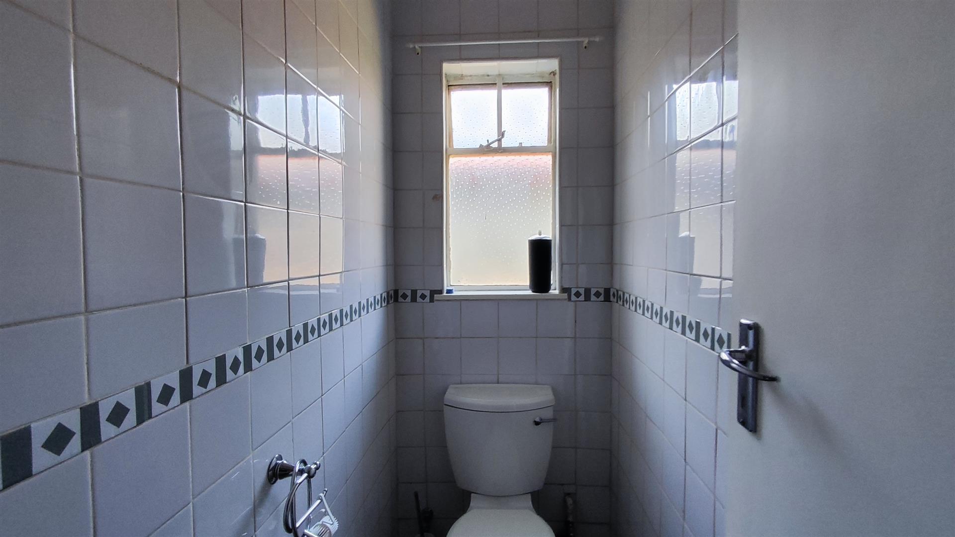 Bathroom 1 - 9 square meters of property in Klippoortjie AH