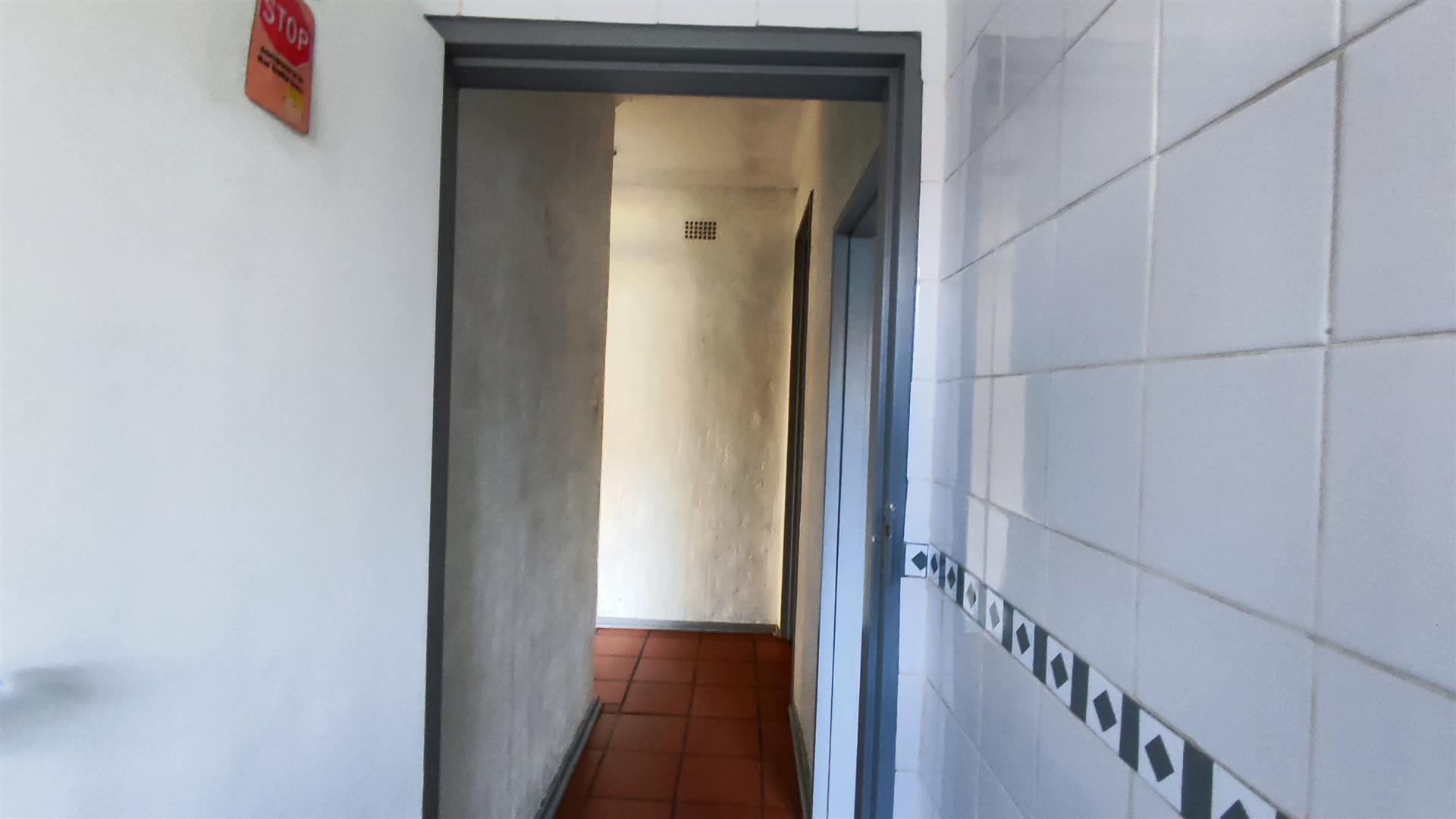 Bathroom 1 - 9 square meters of property in Klippoortjie AH