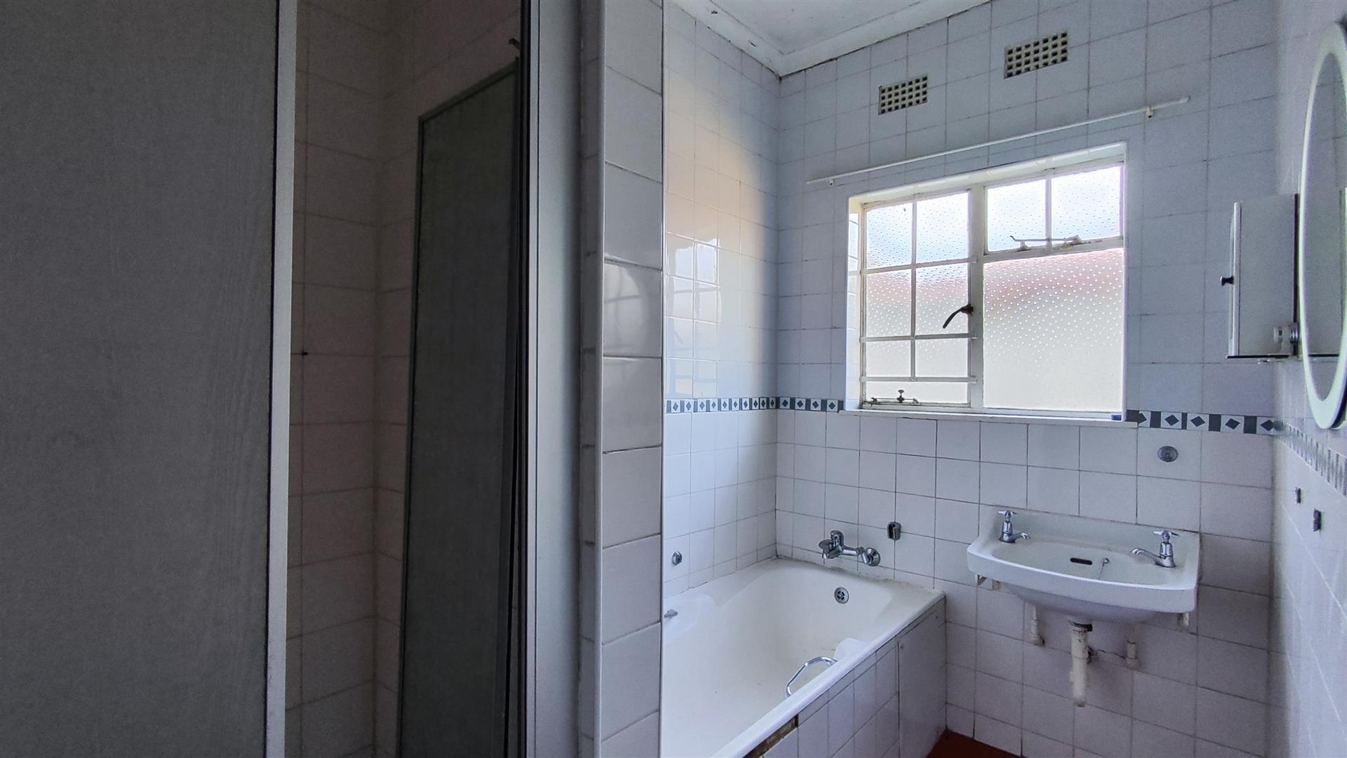 Bathroom 1 - 9 square meters of property in Klippoortjie AH