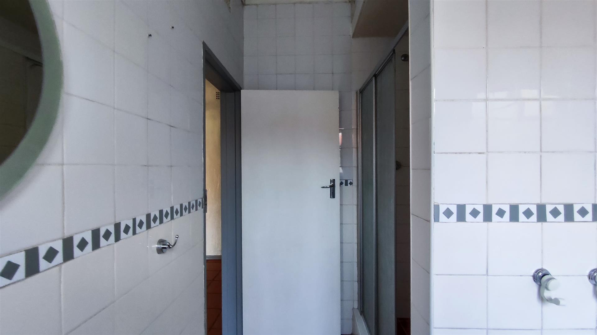 Bathroom 1 - 9 square meters of property in Klippoortjie AH