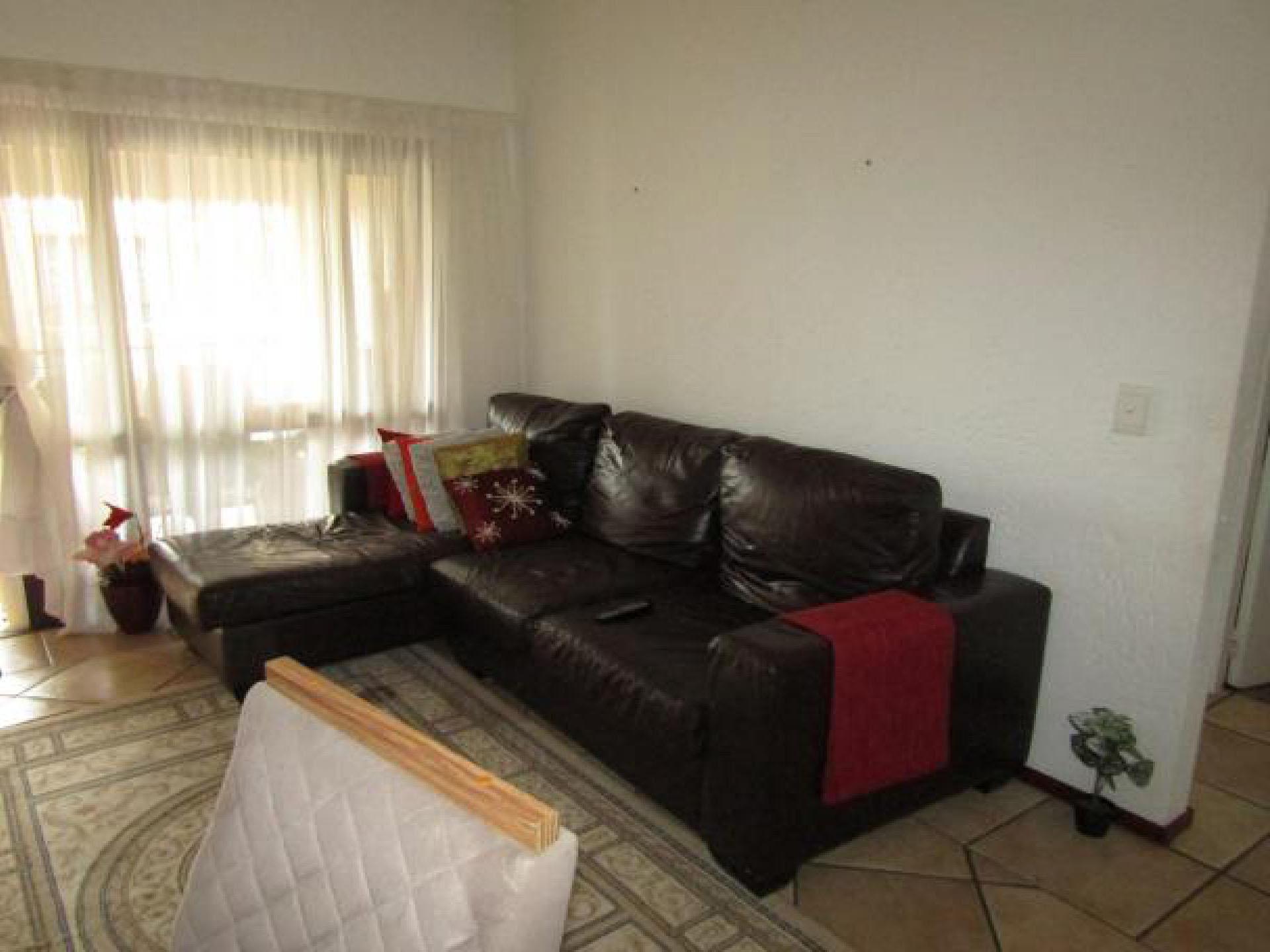 Lounges - 14 square meters of property in Paulshof