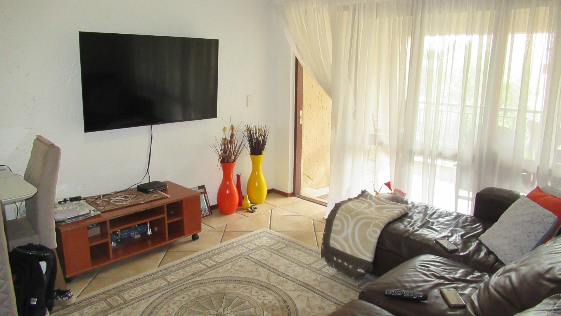 Lounges - 14 square meters of property in Paulshof