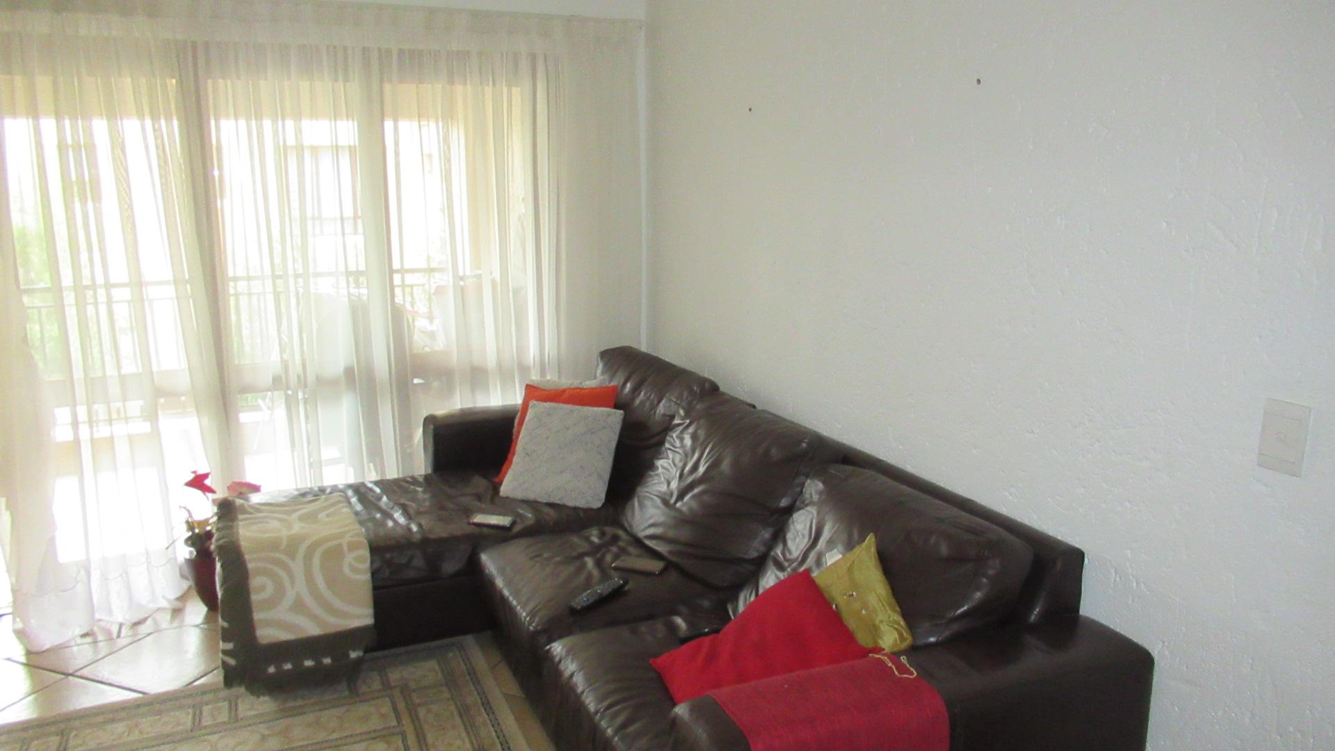Lounges - 14 square meters of property in Paulshof