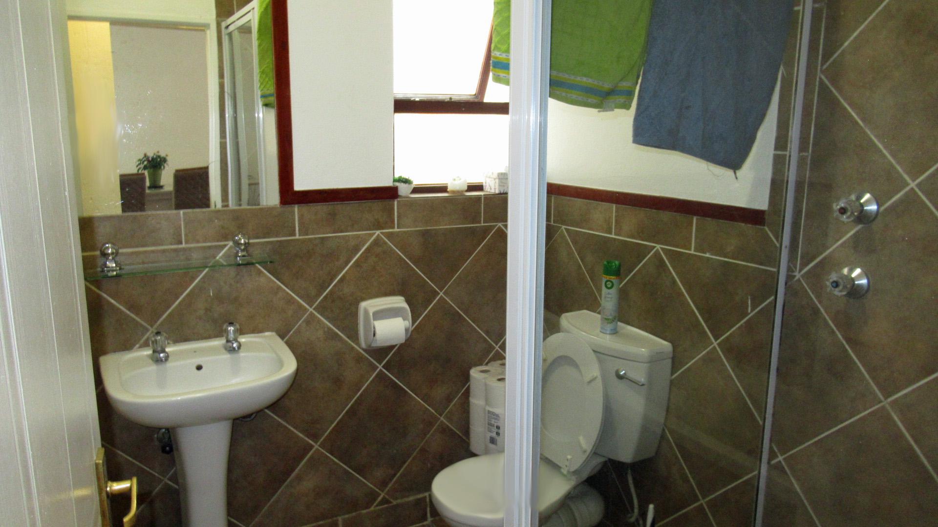 Bathroom 1 - 7 square meters of property in Paulshof