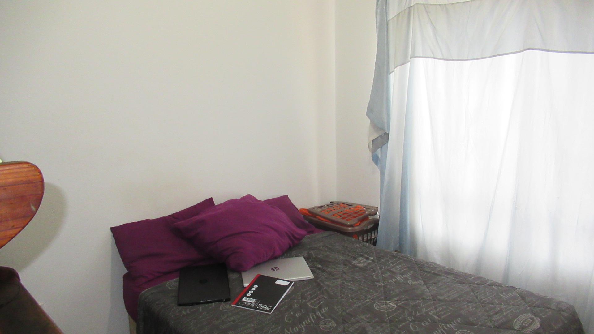 Bed Room 1 - 14 square meters of property in Paulshof