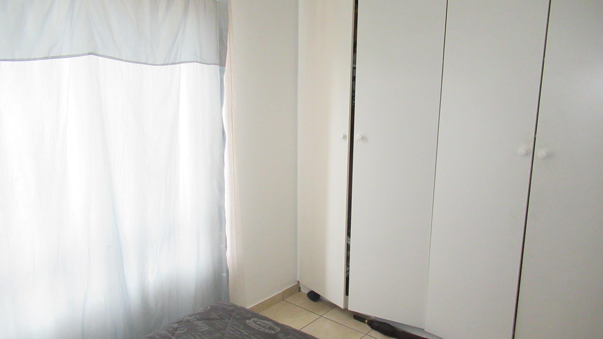 Bed Room 1 - 14 square meters of property in Paulshof