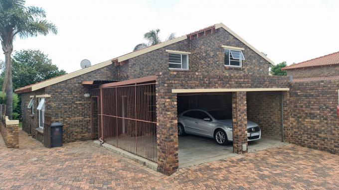 2 Bedroom Cluster for Sale For Sale in Weltevreden Park - Home Sell - MR557257