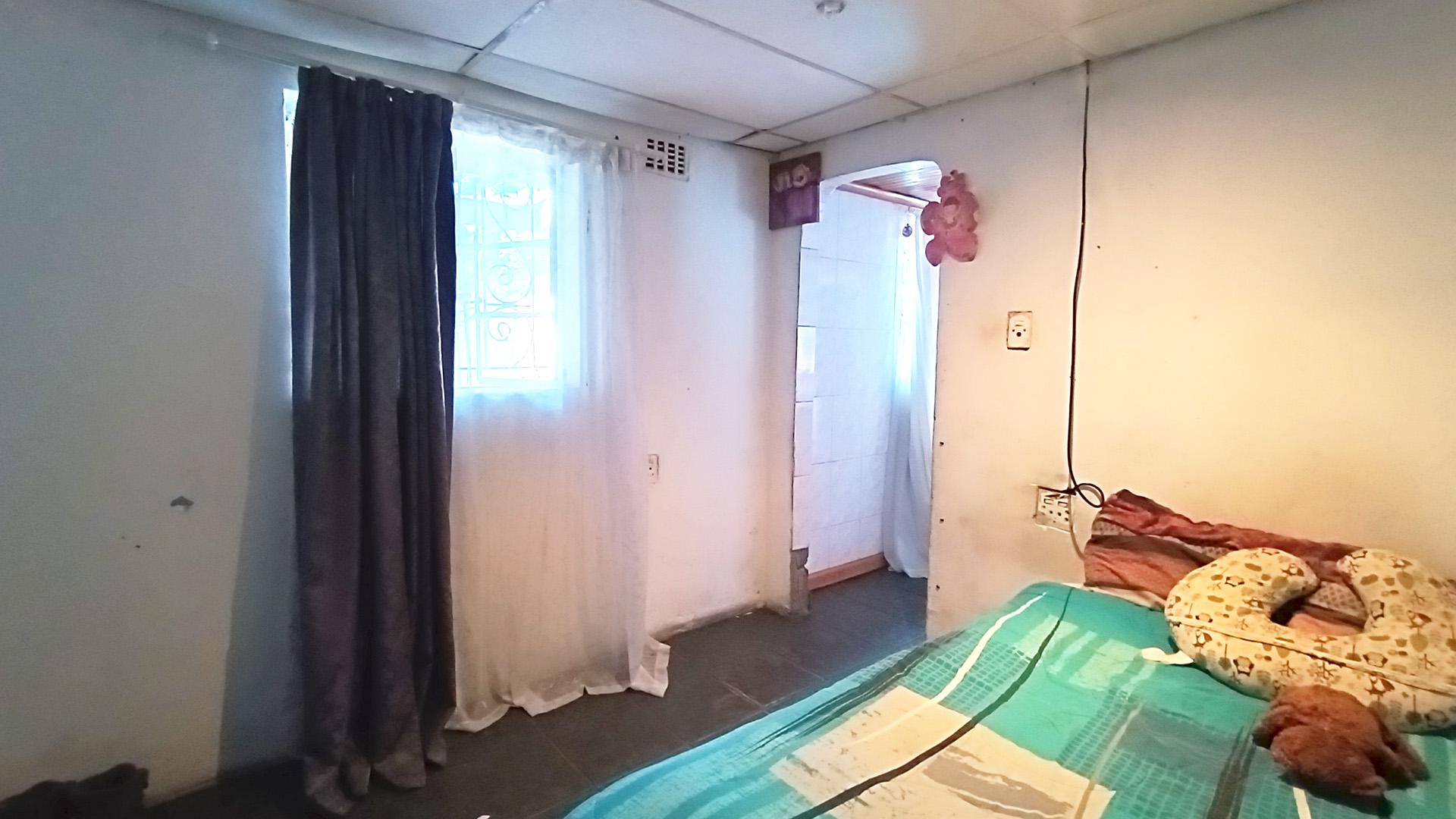 Bed Room 1 - 10 square meters of property in Cafda Village